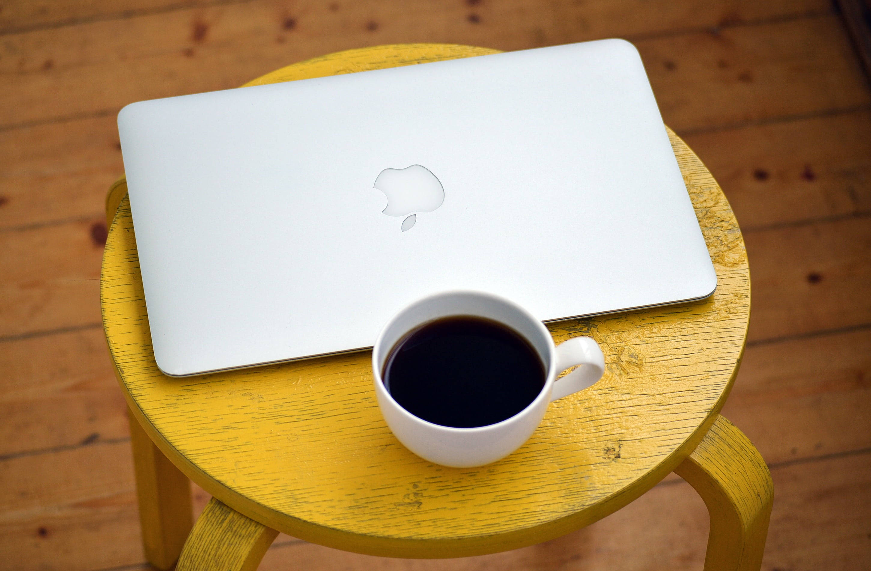 Кава і MacBook Air Шпалери