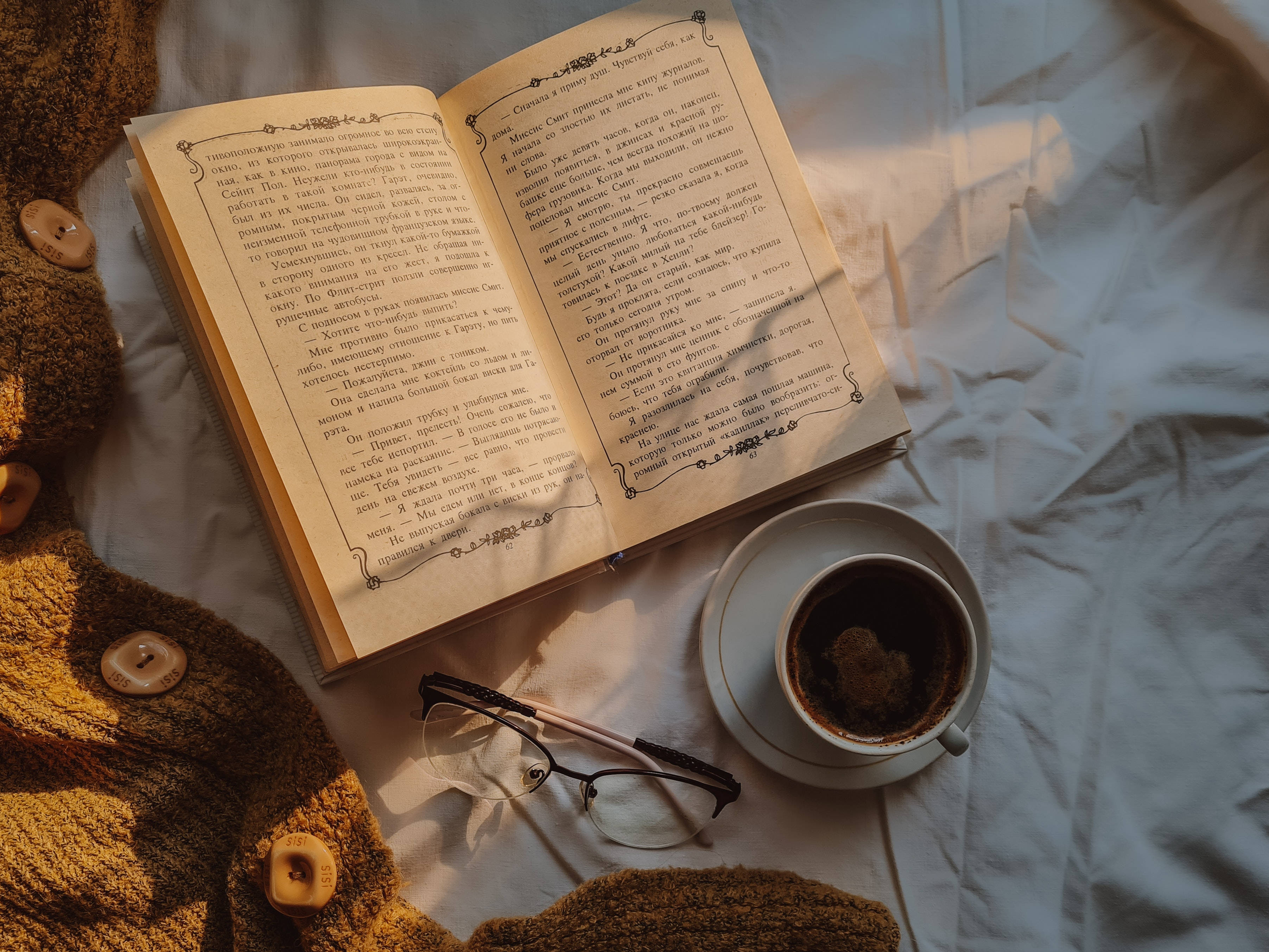 Кавова естетика книга робочий стіл Шпалери