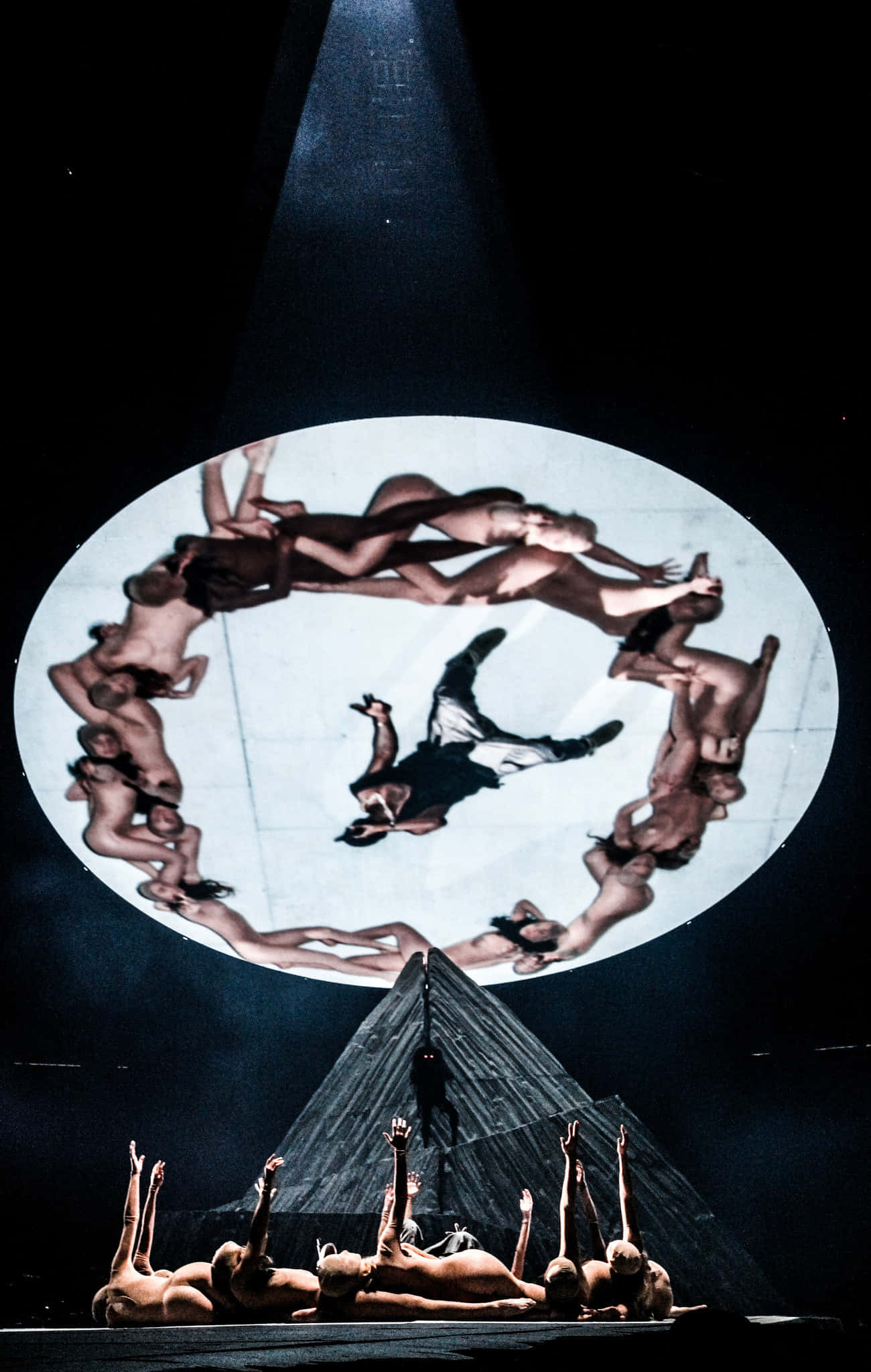 Канье Уэст демонстрирует уникальный стиль в турне Yeezus Шпалери