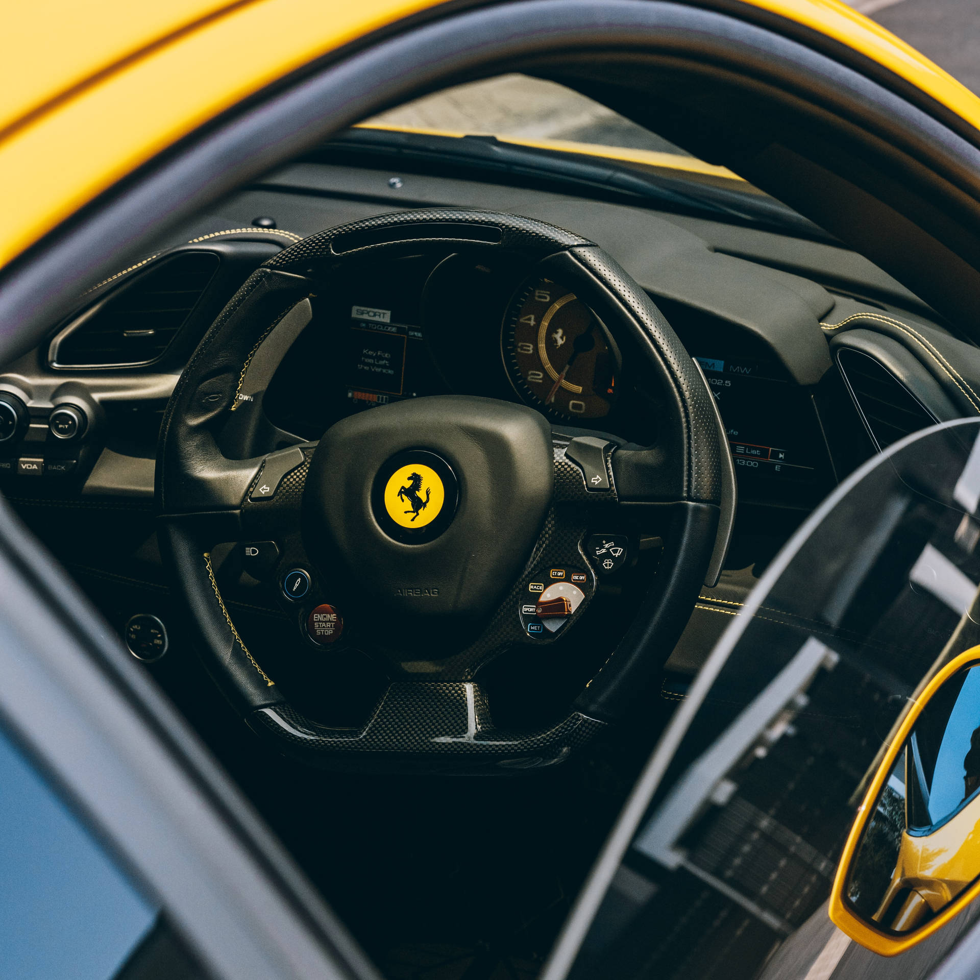 Інтер'єр Ferrari, кермо, спідометр з логотипом, шпалери для робочого столу.