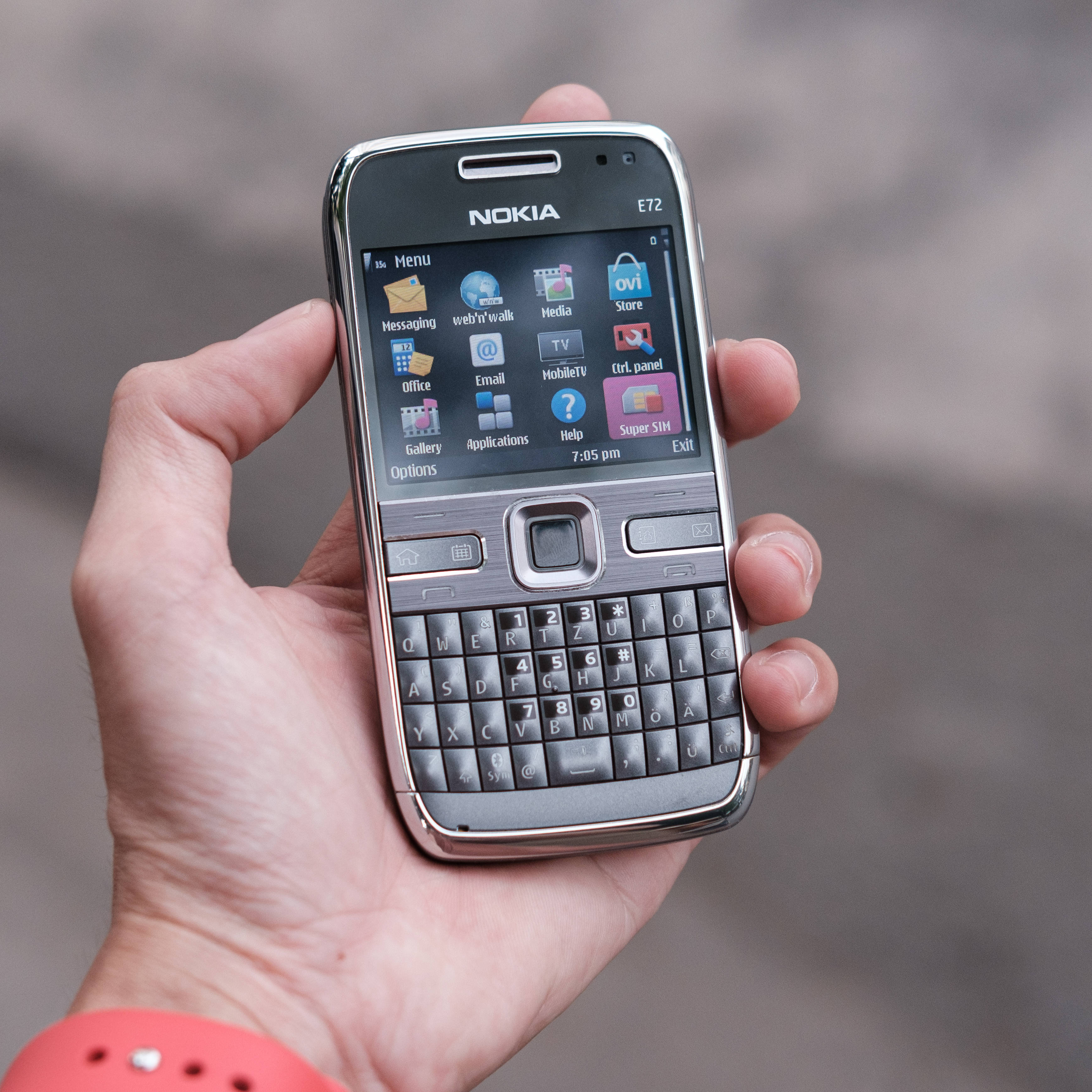 Клавиатурный телефон Nokia E72 Шпалери