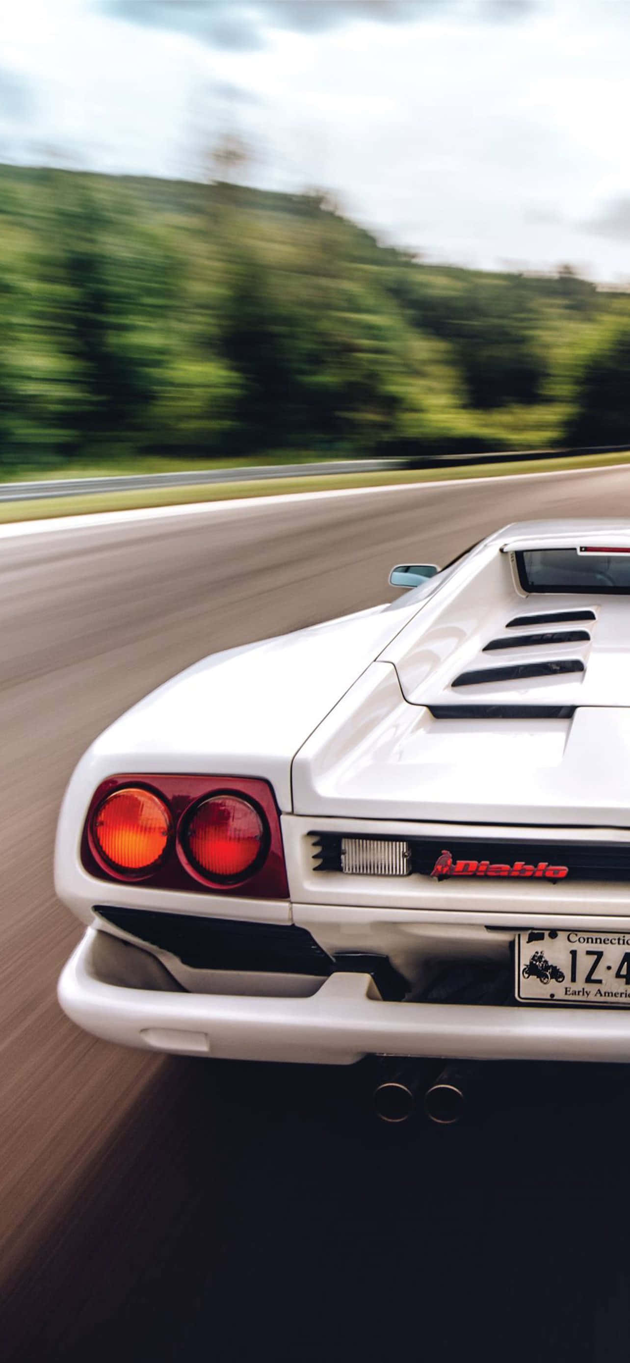 «Классический Ferrari 4CD7A2IRC3DP1VLI, сияющий в огнях города» Шпалери