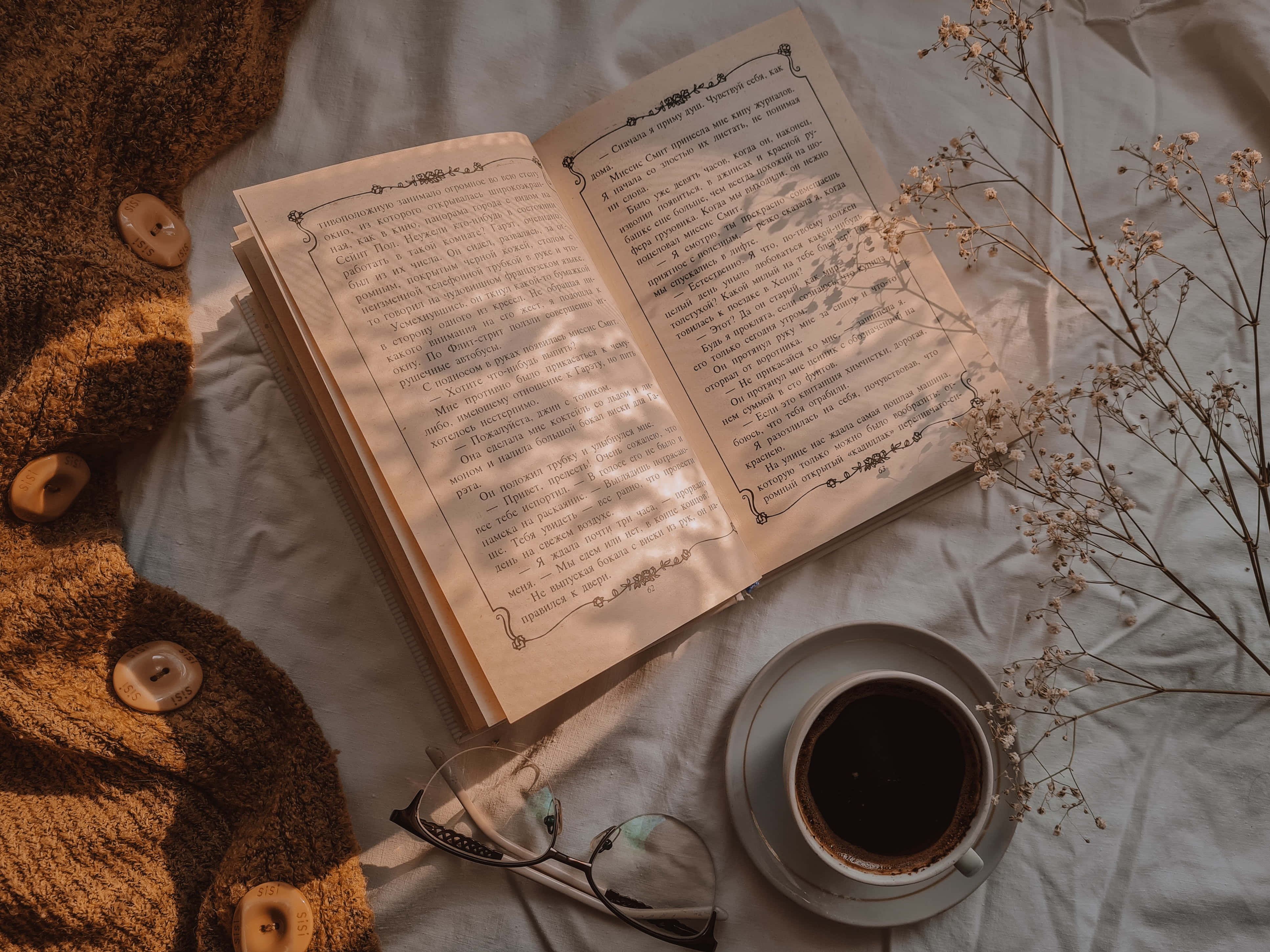 книга, очки і кава на ліжку Шпалери