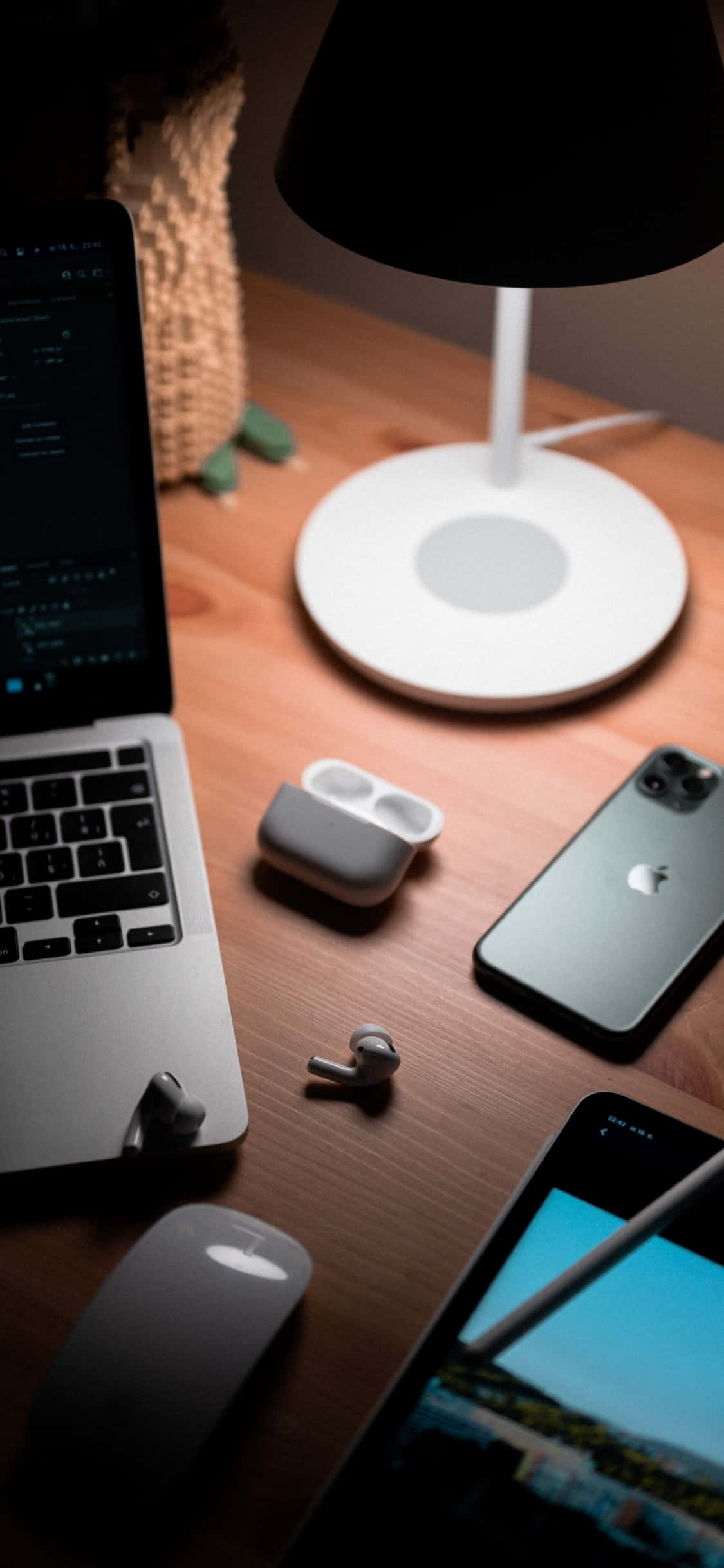Красивое рабочее место с iPhone X на современном деревянном столе Шпалери