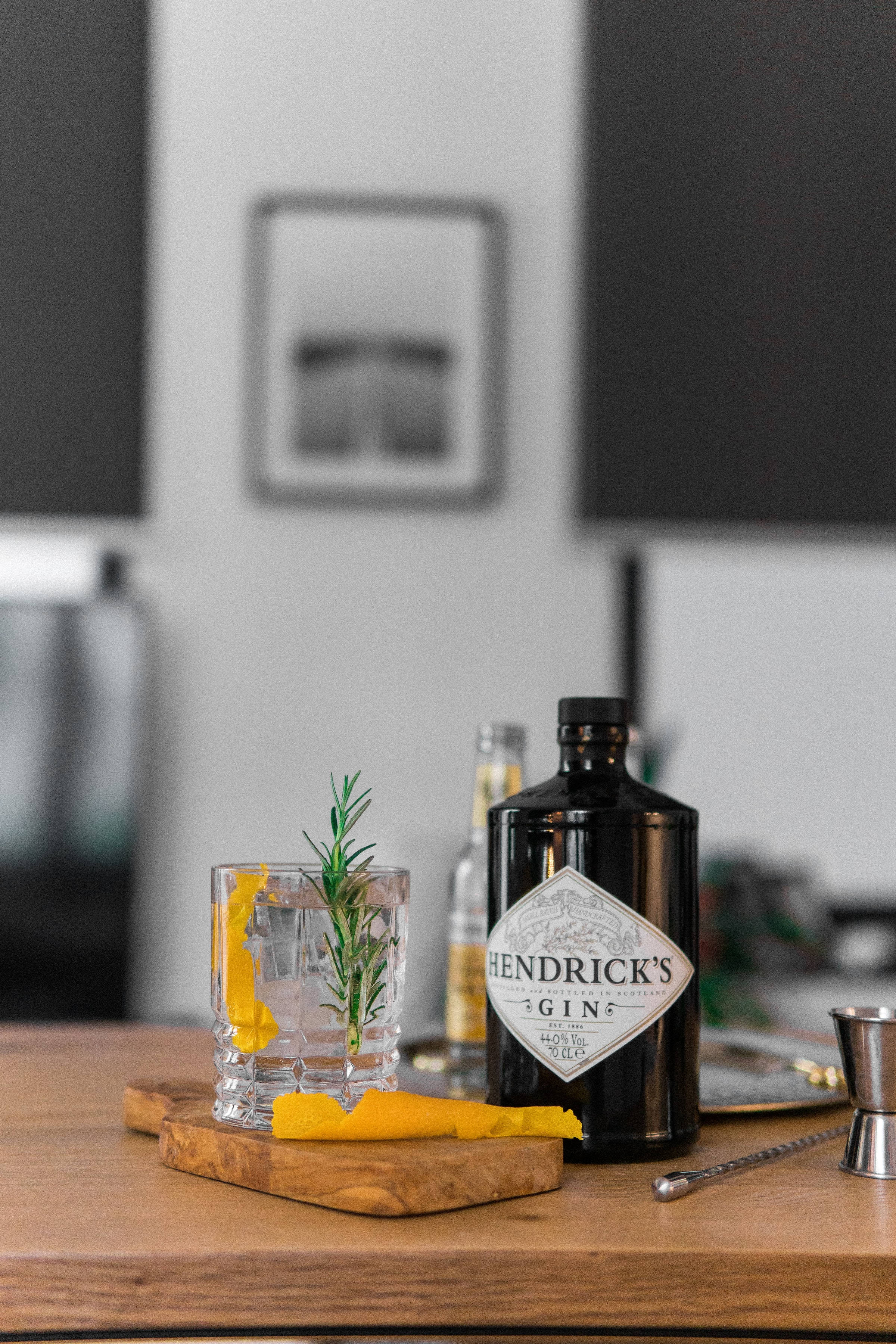 Крупний план пляшки Hendrick's Gin Шпалери