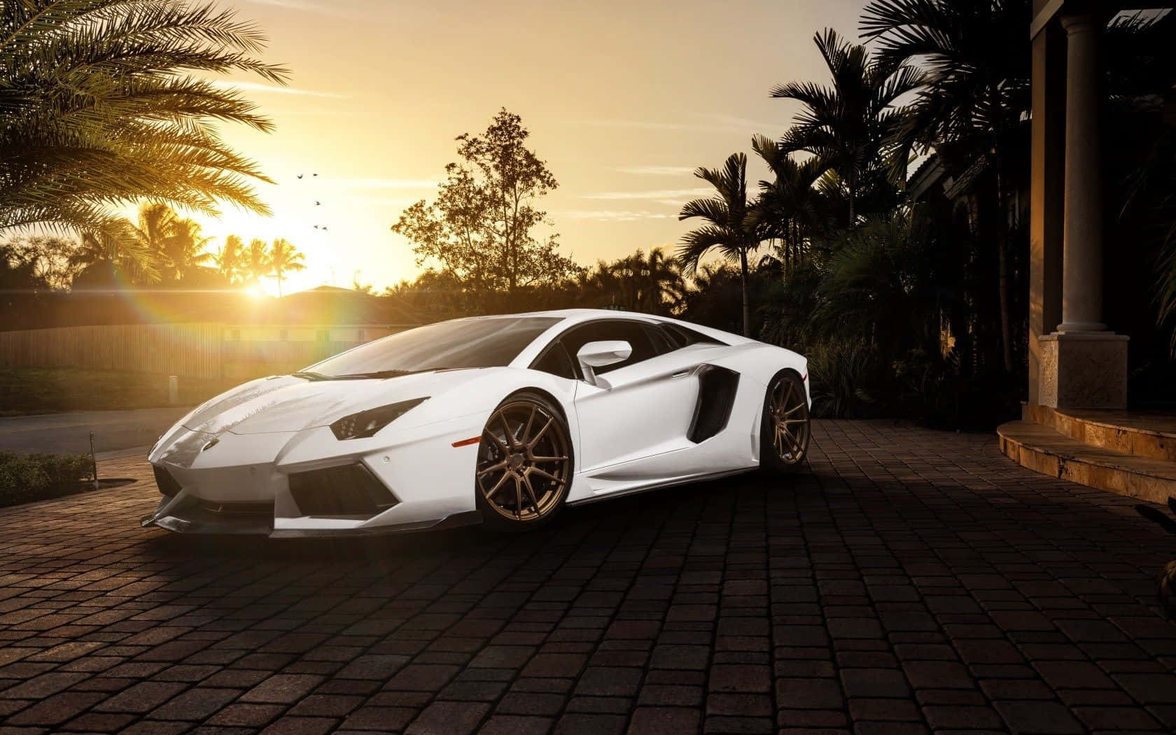 Крутий білий Lamborghini Aventador на заході сонця Шпалери