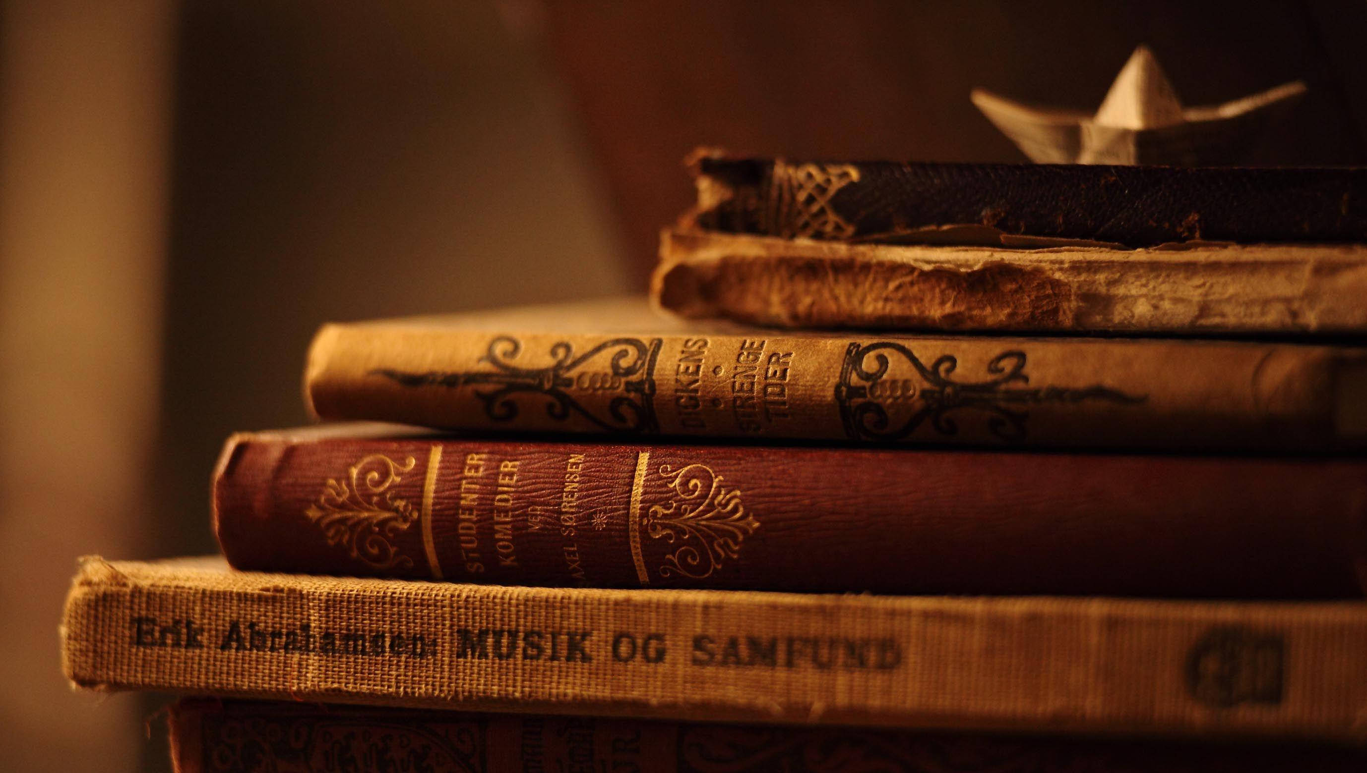 Крутые винтажные книги и бумажный кораблик Шпалери