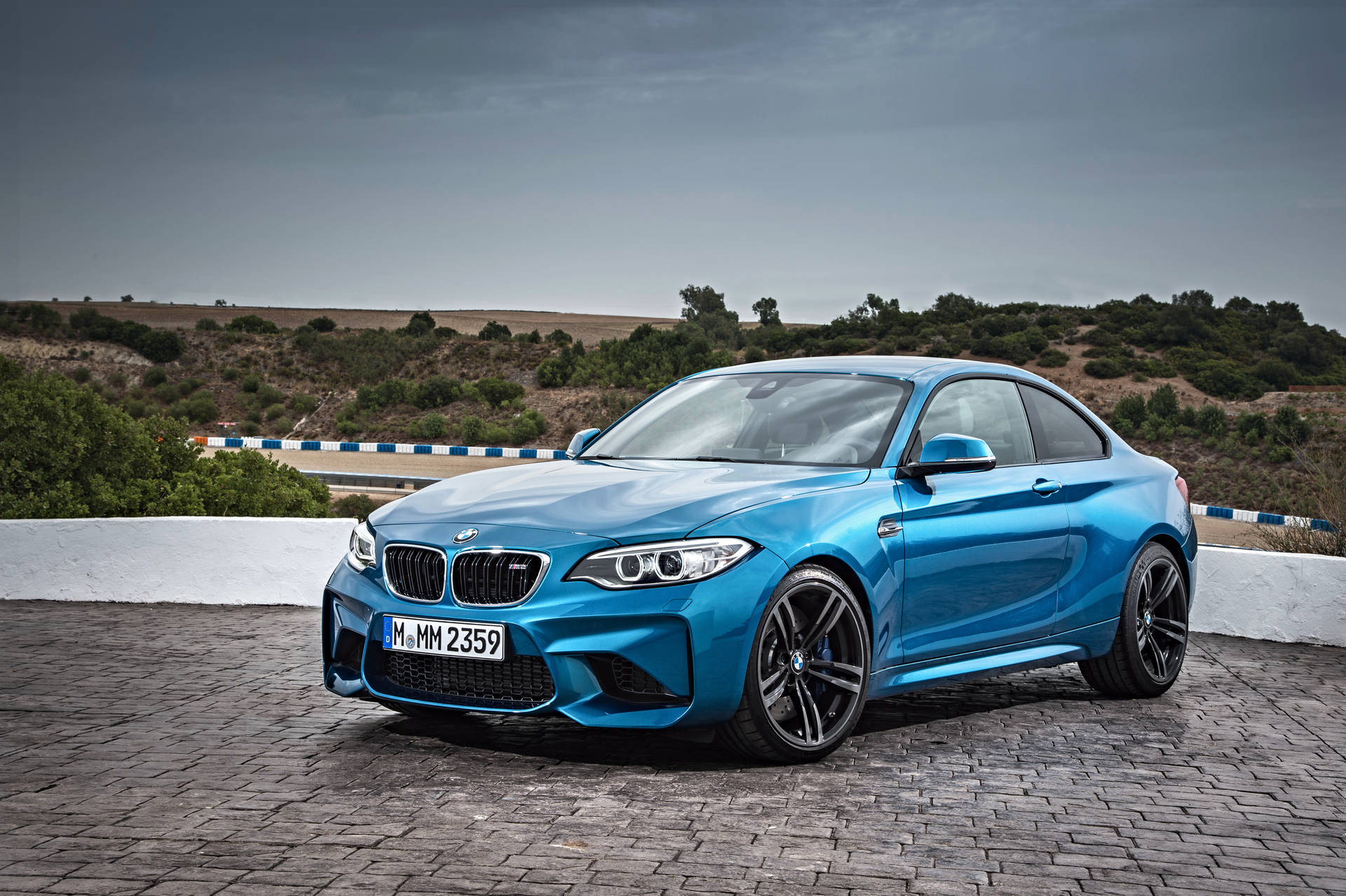 Синій BMW F87 на дорозі з видом на гори шпалери — Bmw Шпалери