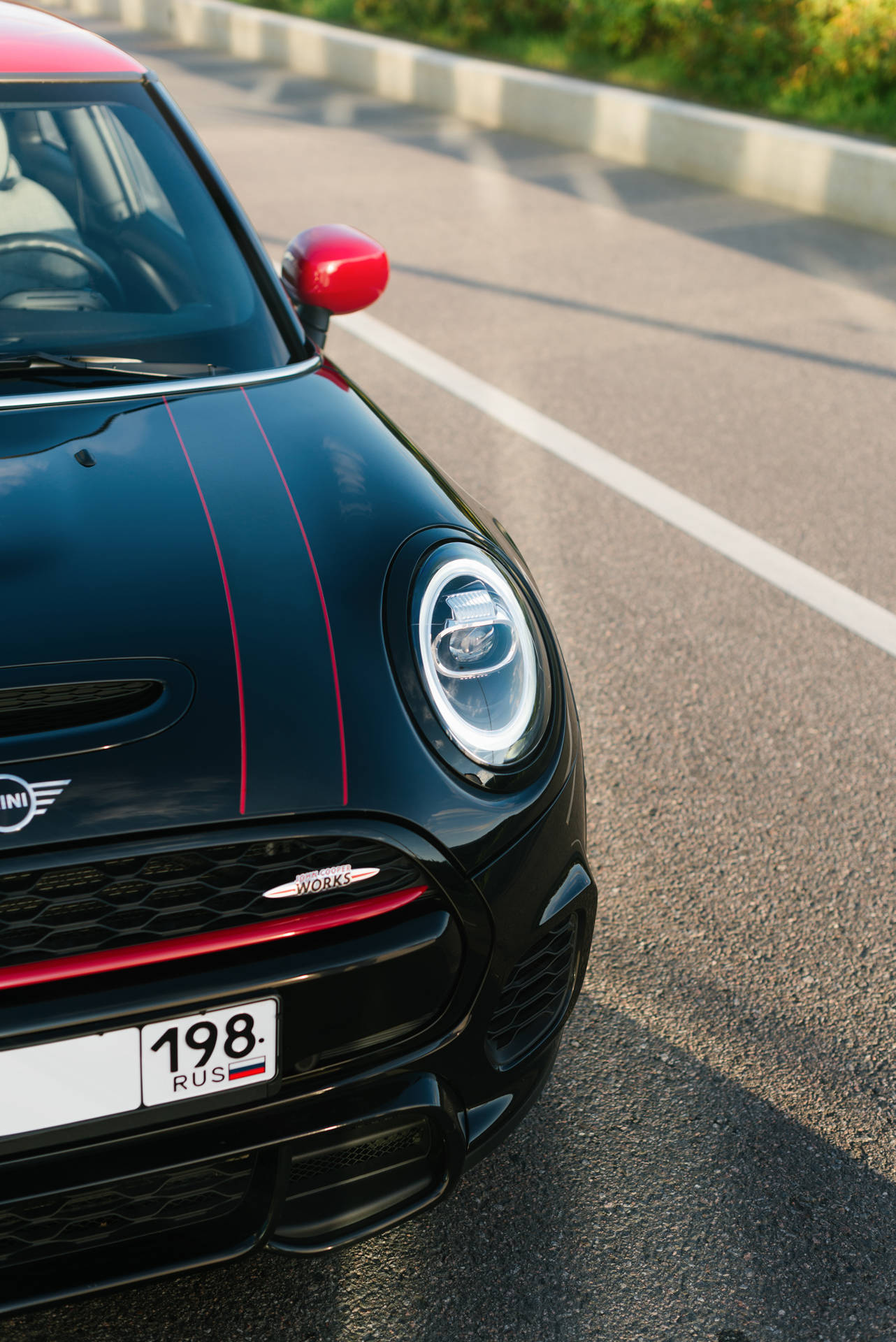 Логотип Mini Cooper на чорному автомобілі Mini Cooper
