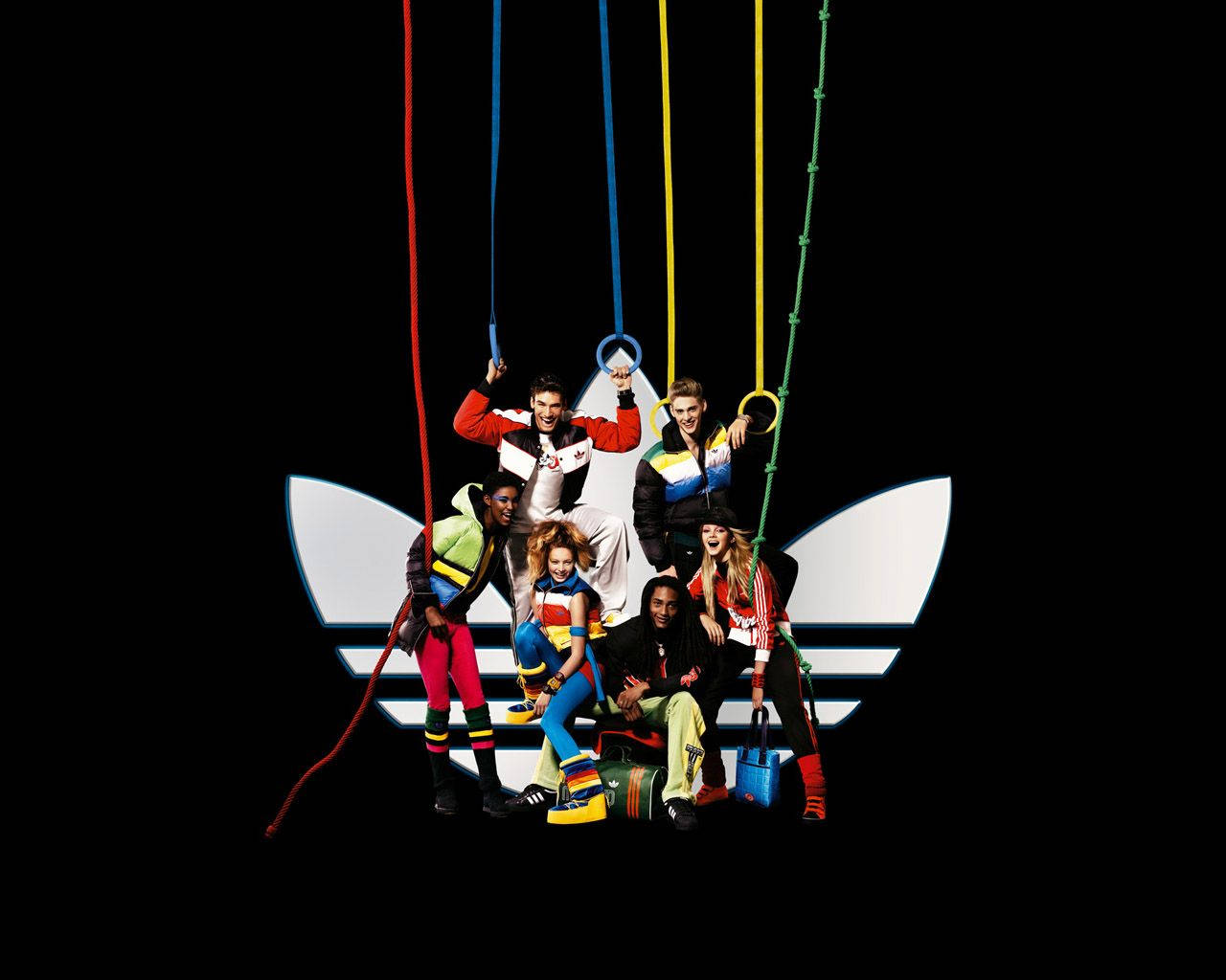 Логотип бренда Adidas и модели-подростки Шпалери