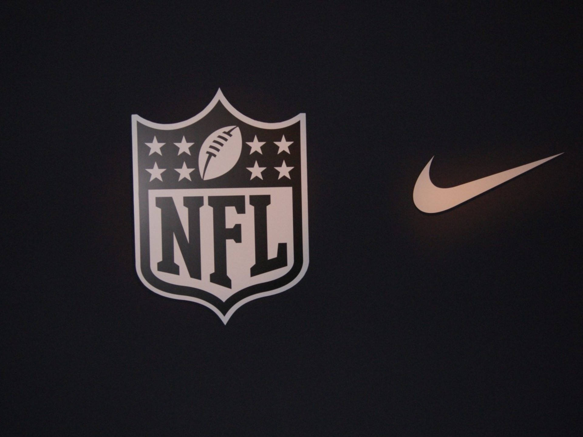 Логотипи NFL Football та Nike Шпалери
