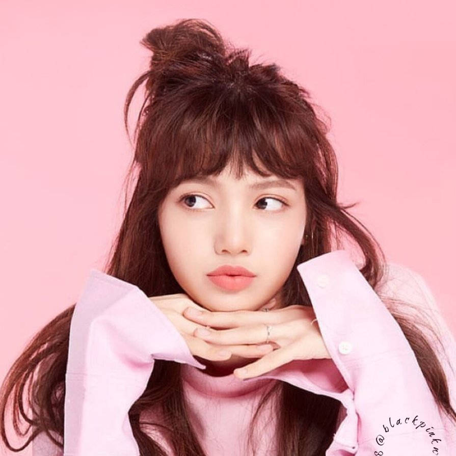 Шпалери Blackpink із Лісою у рожевому топі на пастельно-рожевій стіні — Blackpink Шпалери