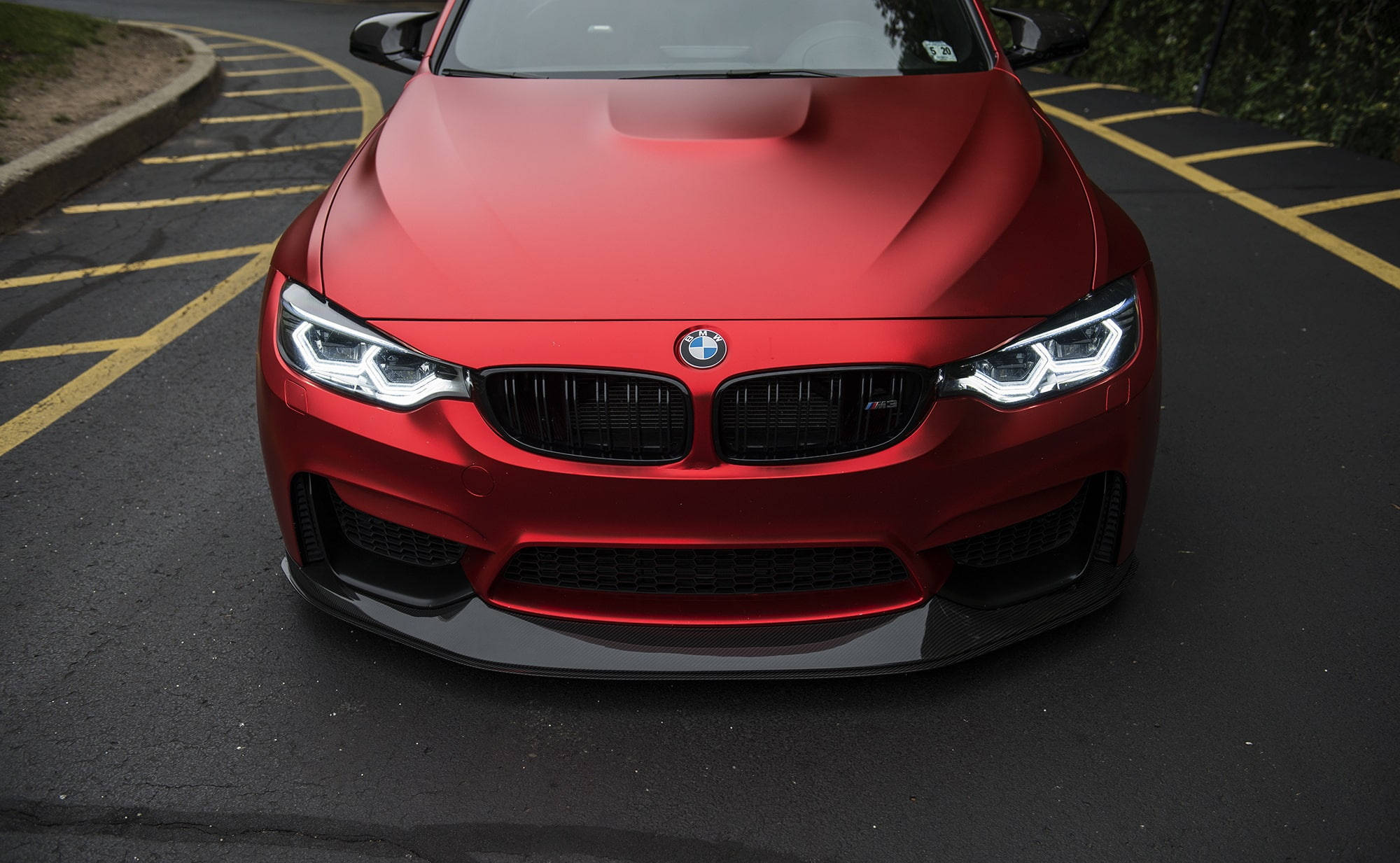 Матово-червоний BMW M3 для ноутбука Шпалери