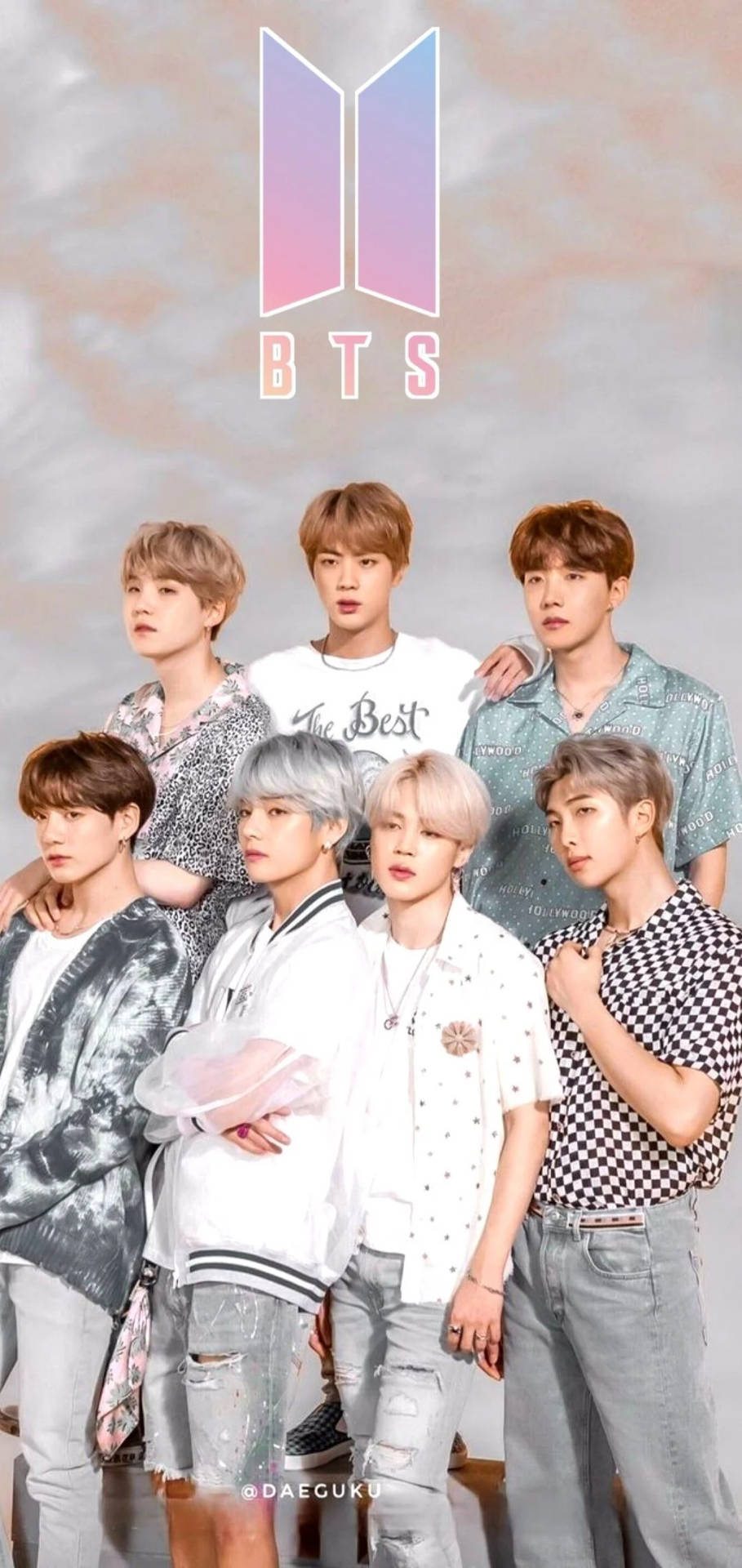 Мила група BTS позує під логотипом BTS