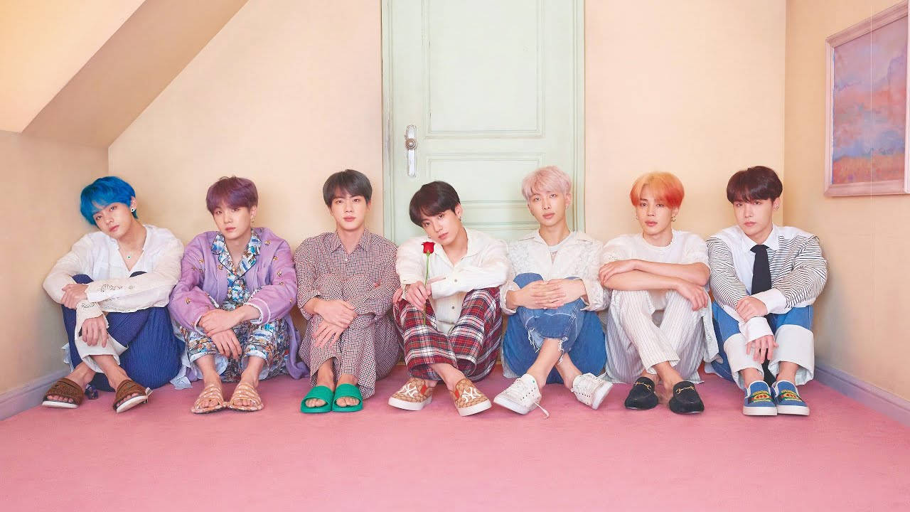 Мила група BTS сидить разом на горищі Шпалери