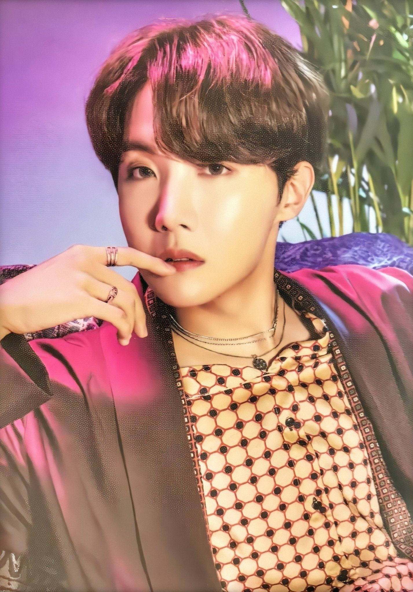 Милий BTS J-Hope у коричневому топі Шпалери