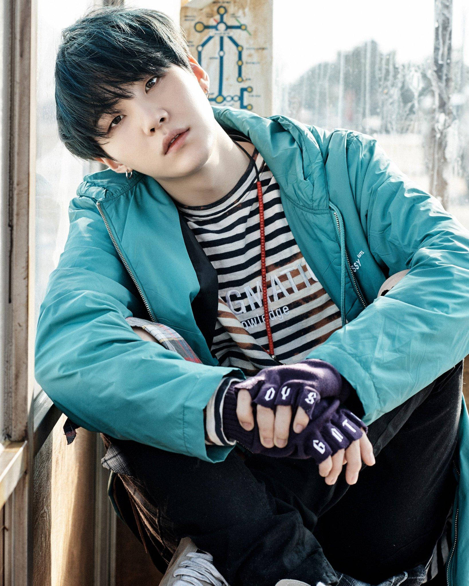Милий BTS Шуга в синьому Шпалери