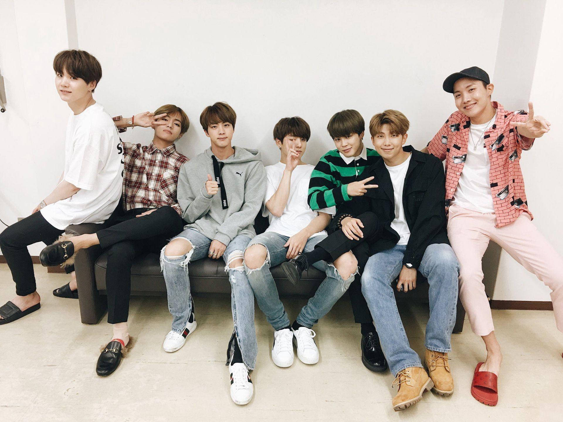 Милі BTS позують за лаштунками Шпалери