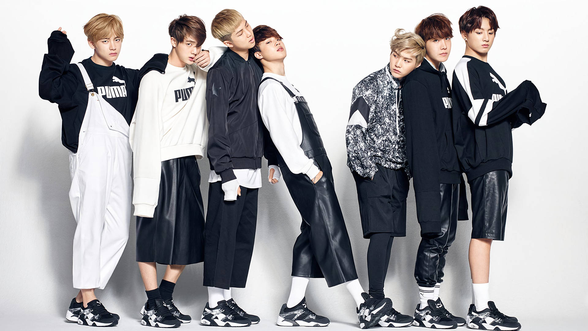 Учасники BTS V, Чонгук, Джімін, Шуга, Джін, RM та Джей-Хоуп у чорно-білому вбранні.