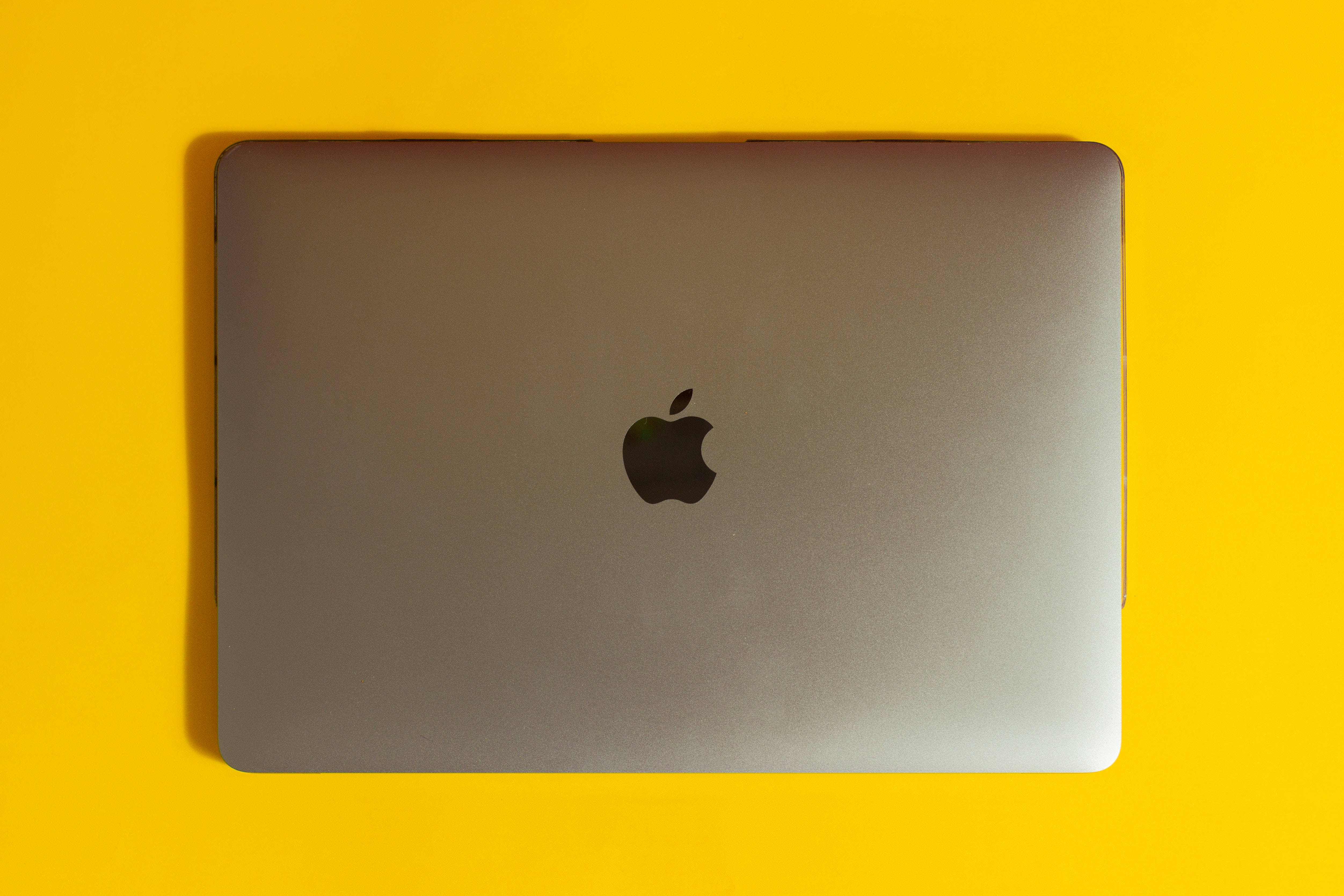 Мінімалістичне робоче місце Mac з ноткою елегантності Шпалери