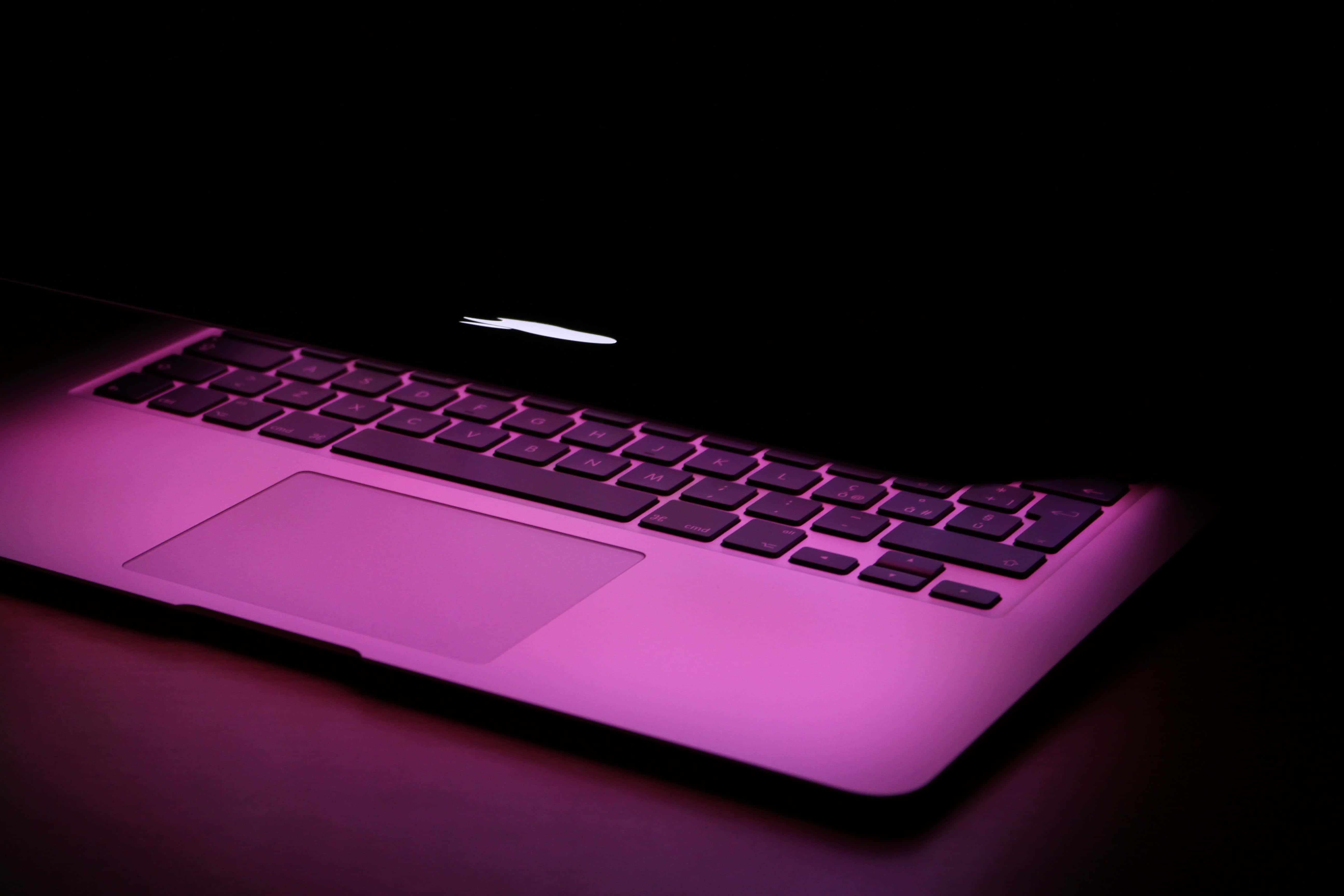Мінімалістичний дизайн з ноутбуком Macbook Шпалери