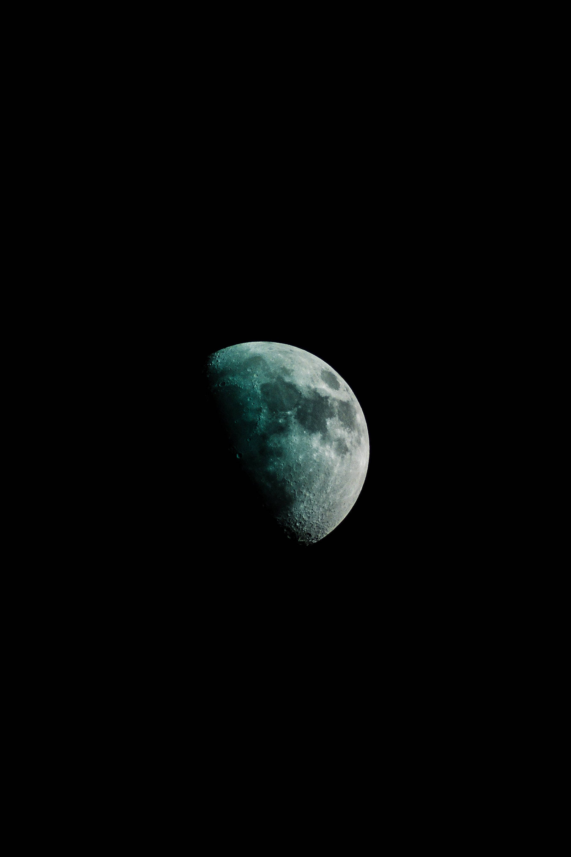 Місяць у космосі 4K для телефону Шпалери