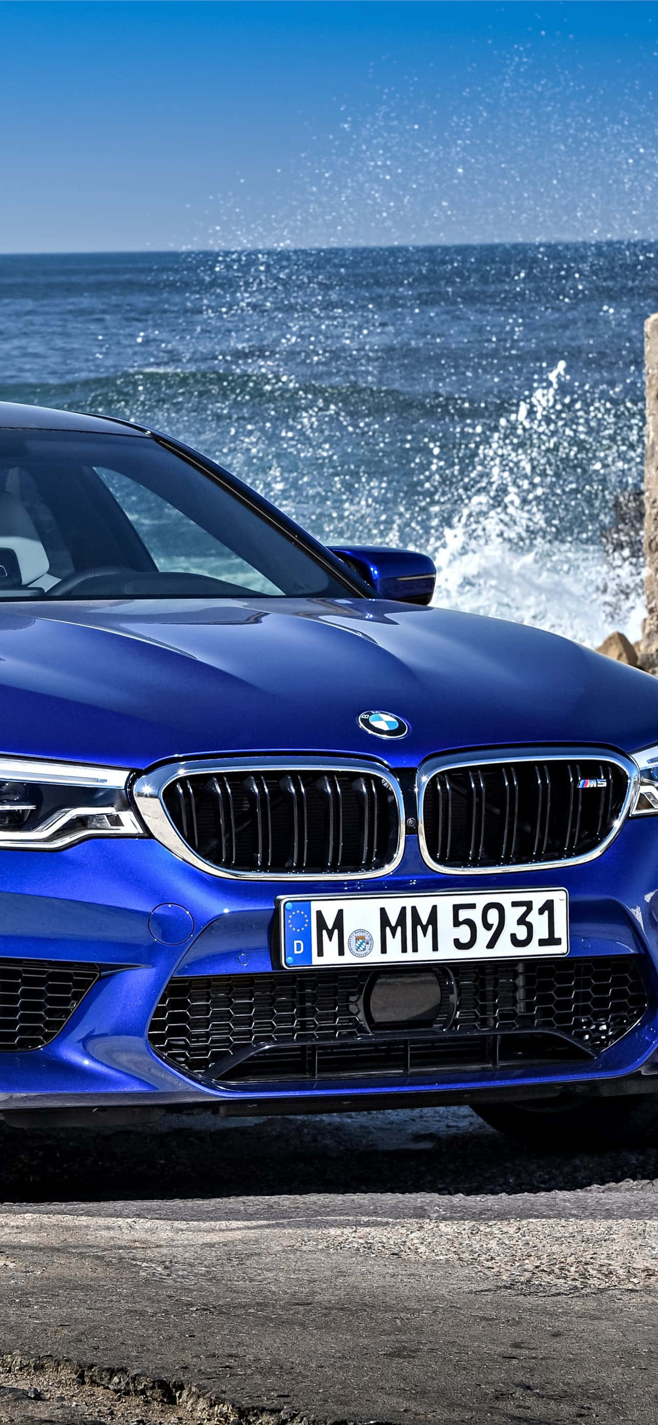 Наслаждайтесь роскошью по бюджету с BMW M5 Шпалери