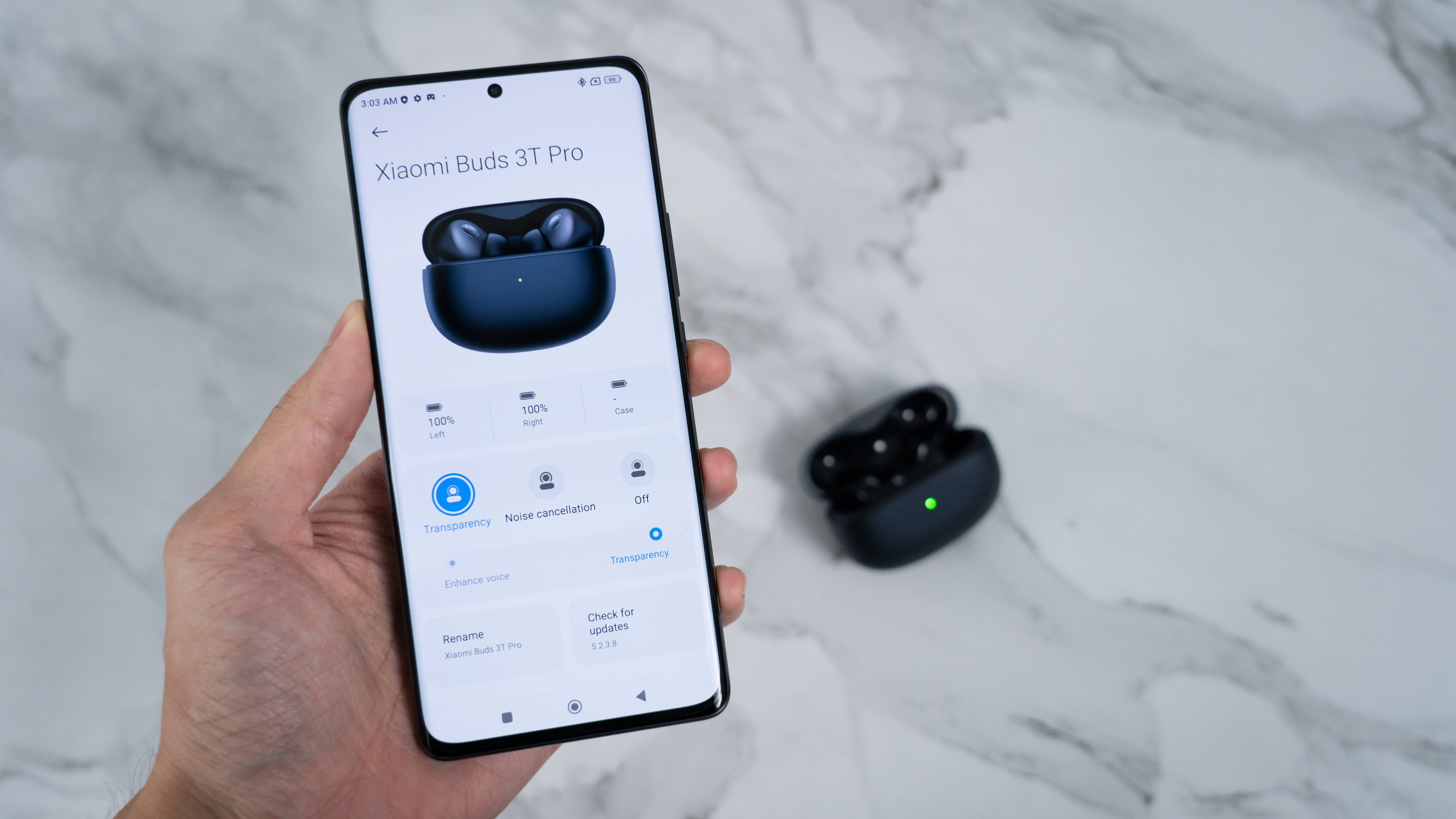Наушники Xiaomi и смартфон Шпалери
