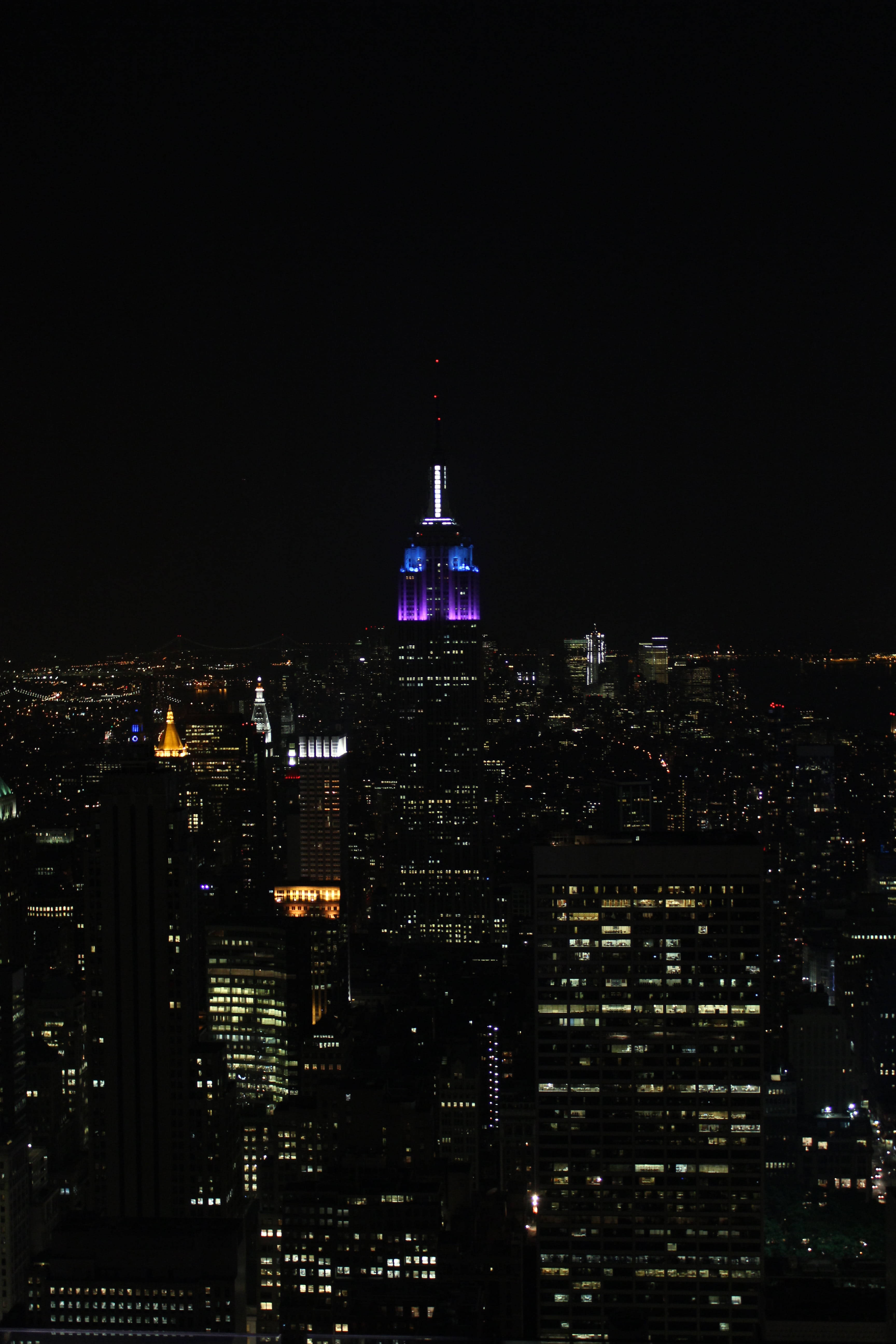 Ночной небоскреб Empire State в Нью-Йорке на обоях для iPhone Шпалери