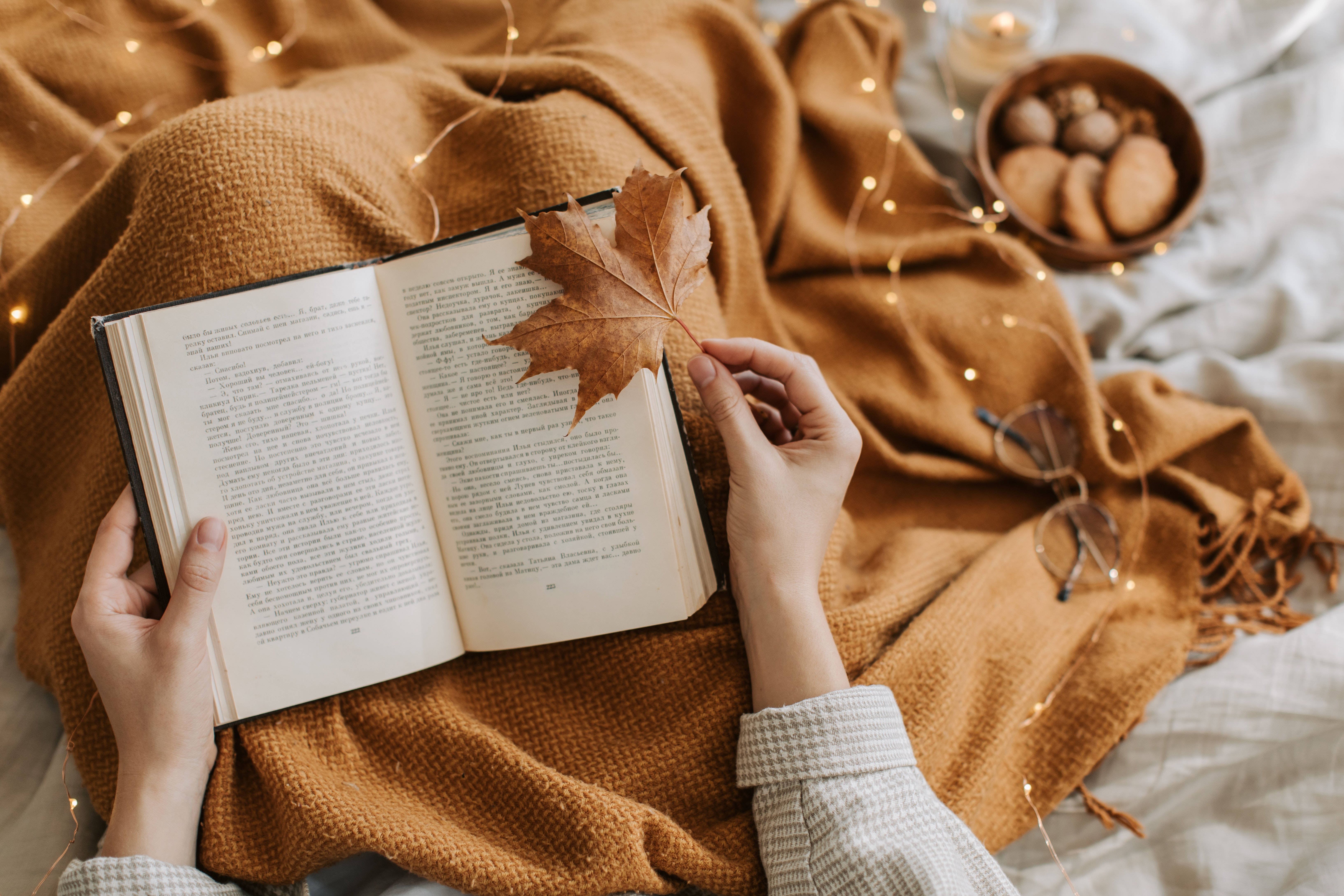 Осінні вібрації: естетика книги на робочий стіл Шпалери