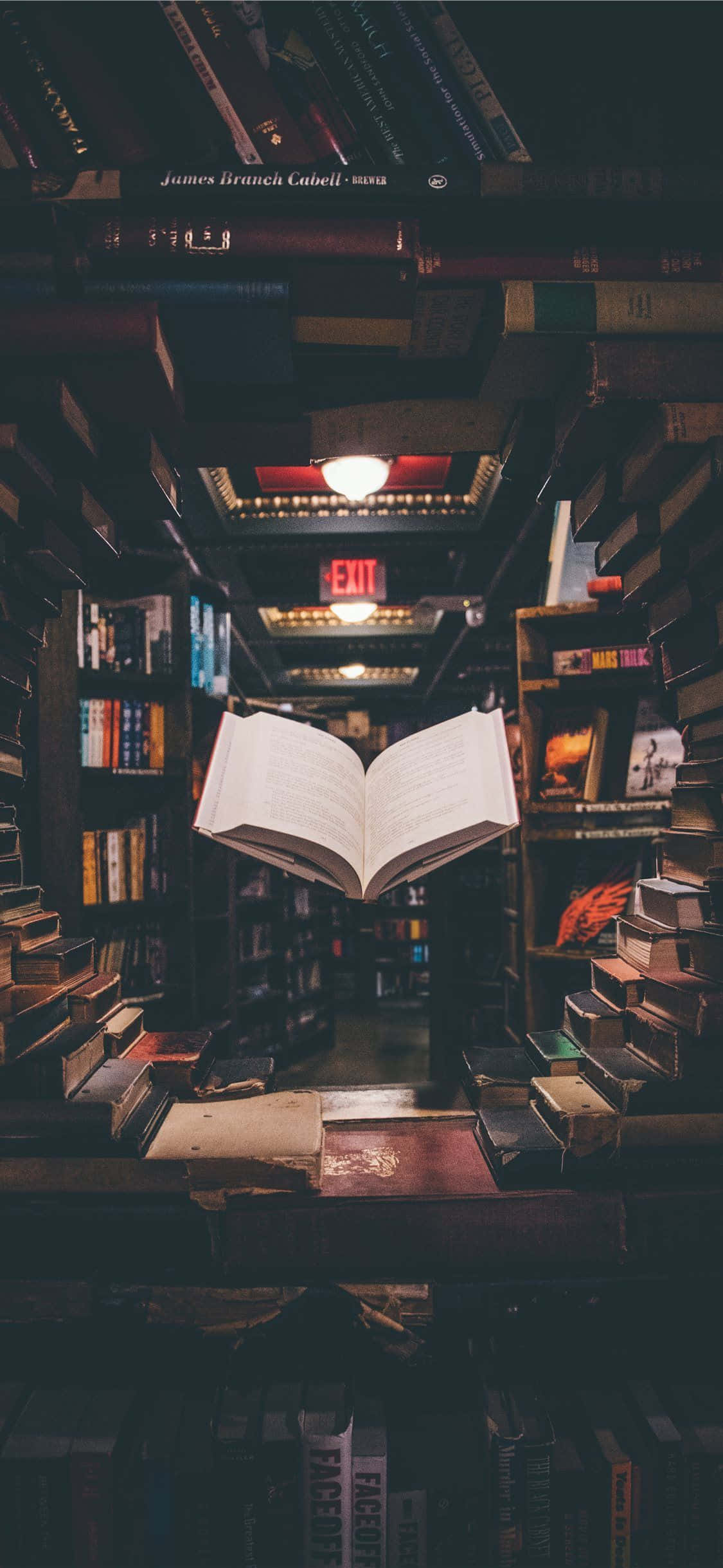 відкрита книга на полиці в книжному магазині Шпалери