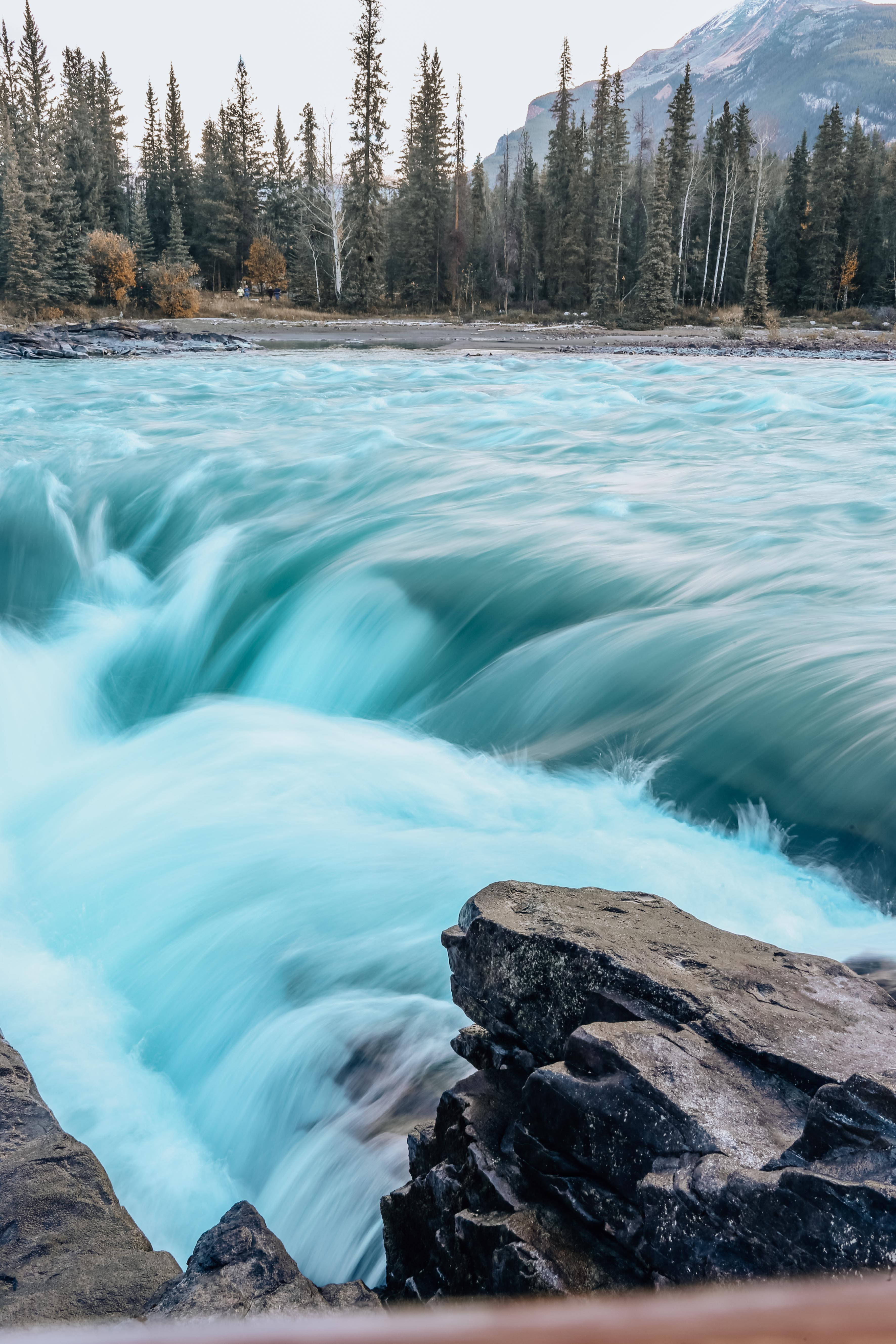 Падающая вода водопада Атабаска Шпалери