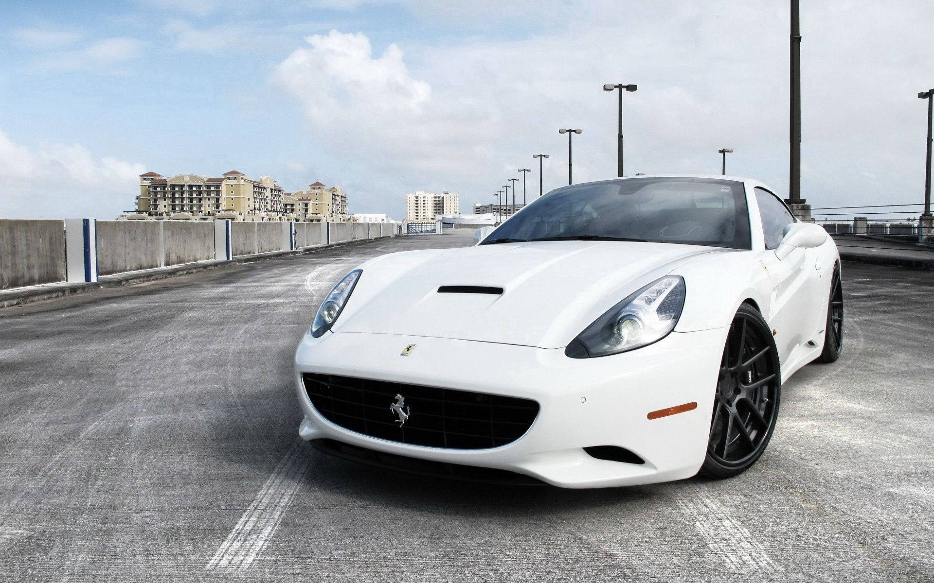 Біла Ferrari California, припаркована, шпалери для робочого столу.