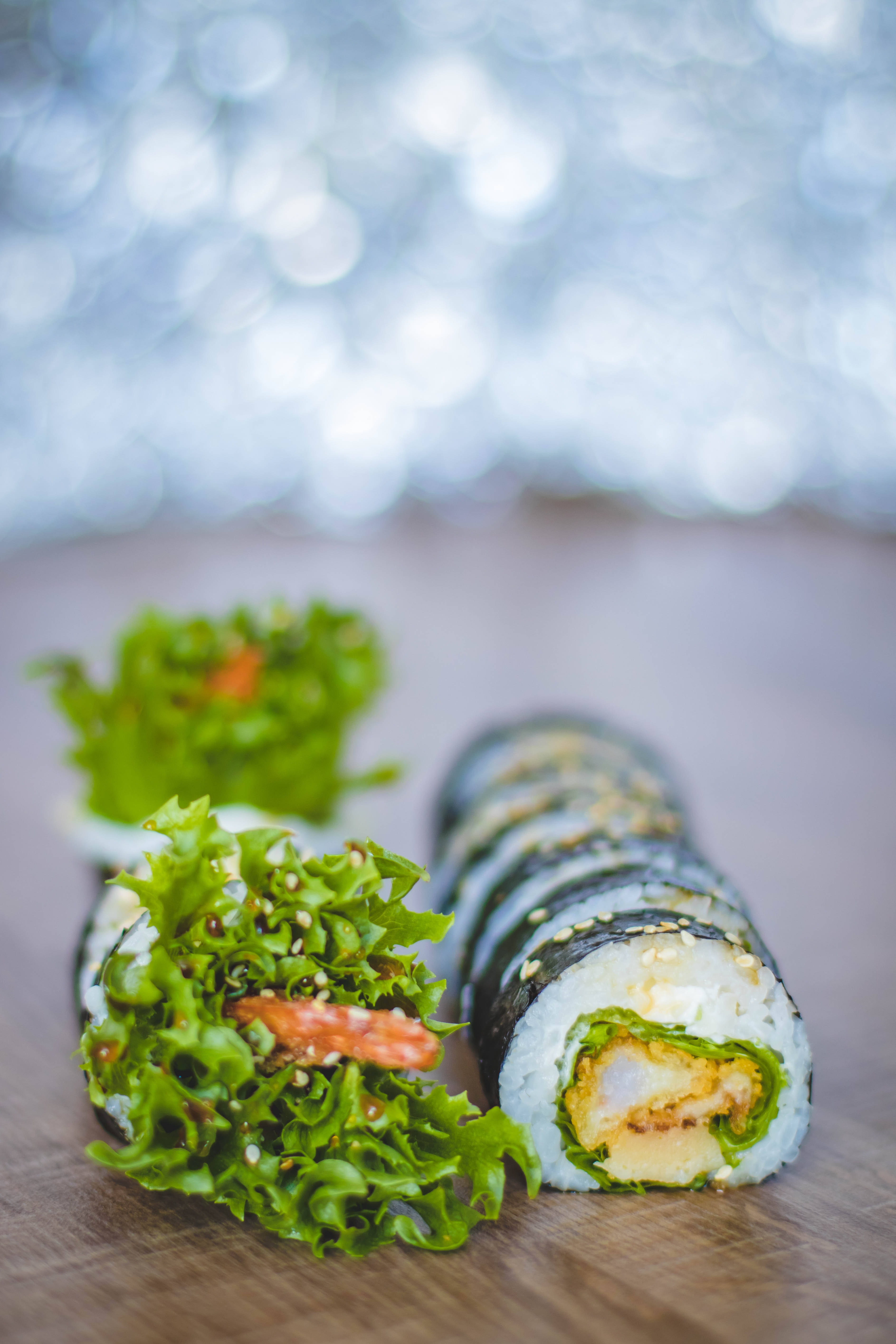 Подпись: "Вкусные веганские рисовые рулетики" Шпалери