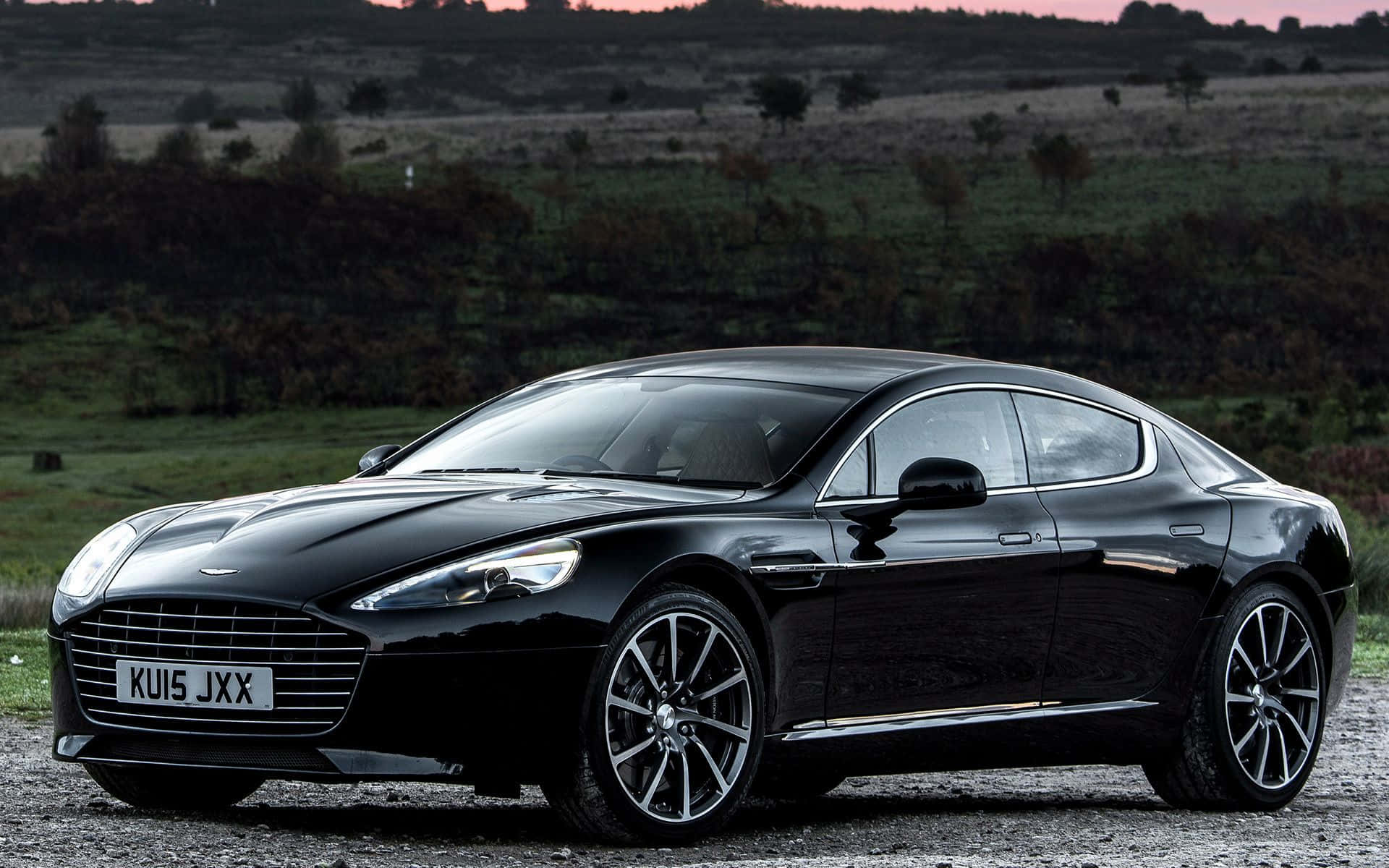 Потрясающий Aston Martin Rapide S в действии Шпалери