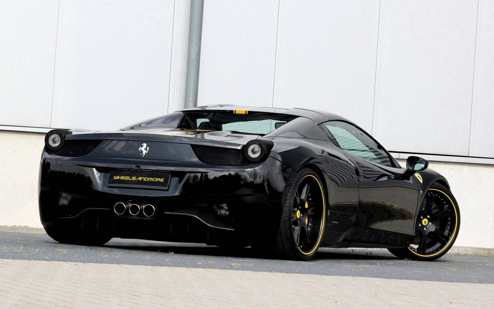 Чорний Ferrari 458 Italia, вид ззаду з жовтими акцентами, шпалери.