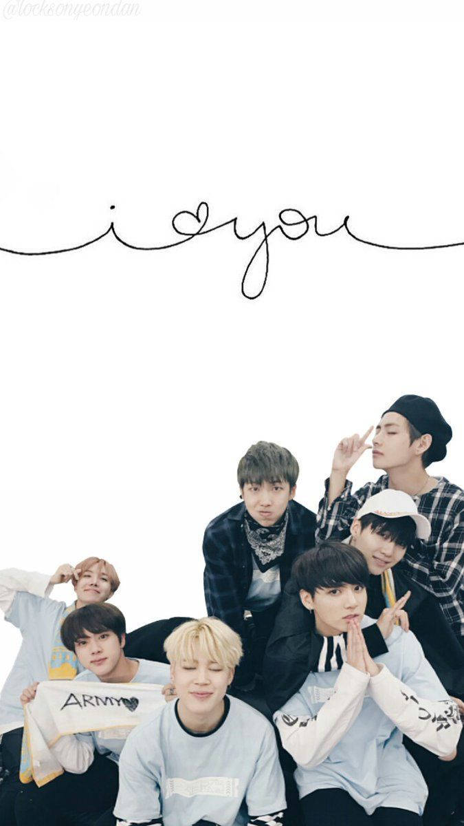 Учасники бойз-бенду BTS: V, Чонгук, Чімін, Шуга, Джін, RM і Джей-Хоуп у білому повсякденному одязі на мінімалістичному фоні.