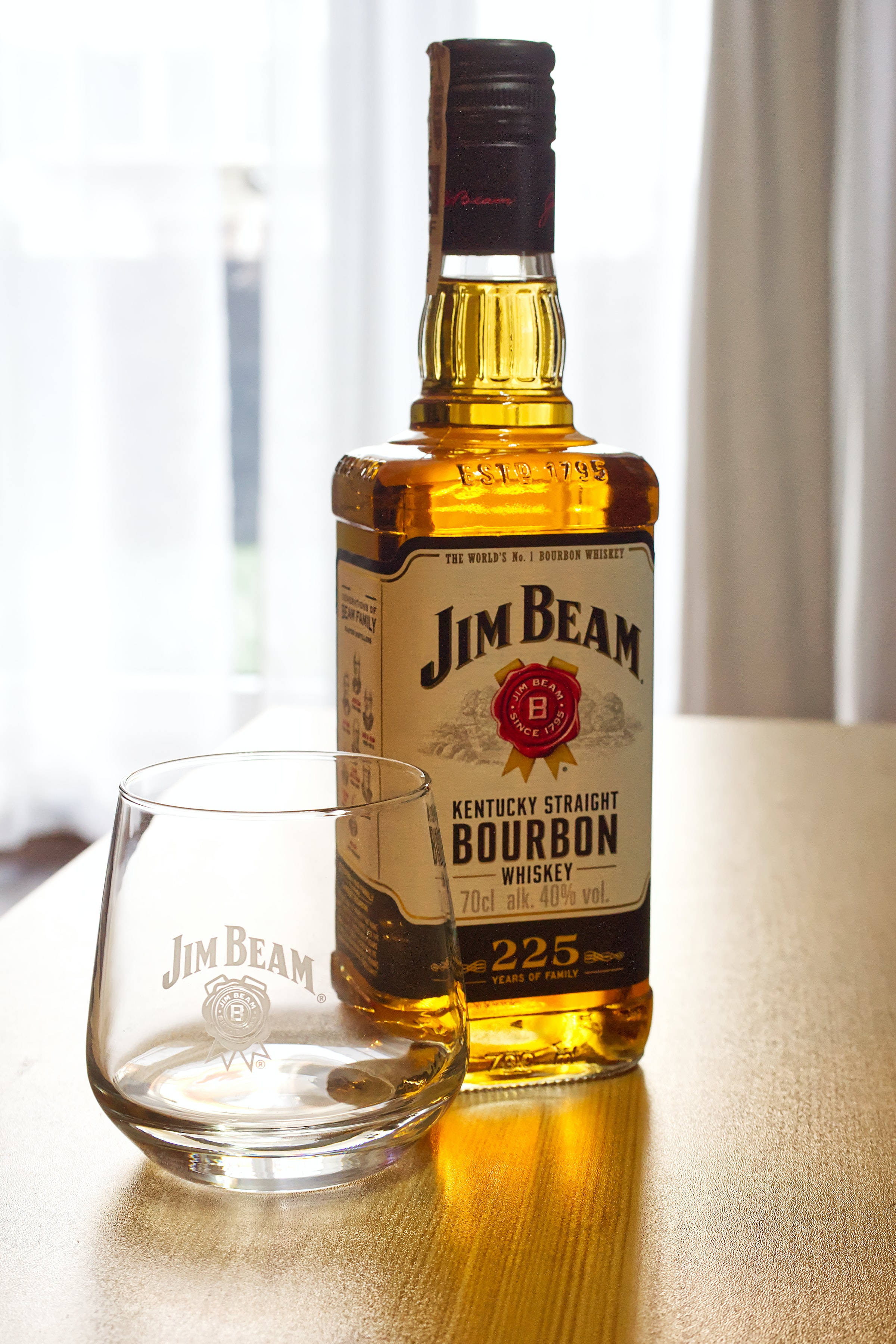 Прекрасная бутылка бурбона Jim Beam Шпалери