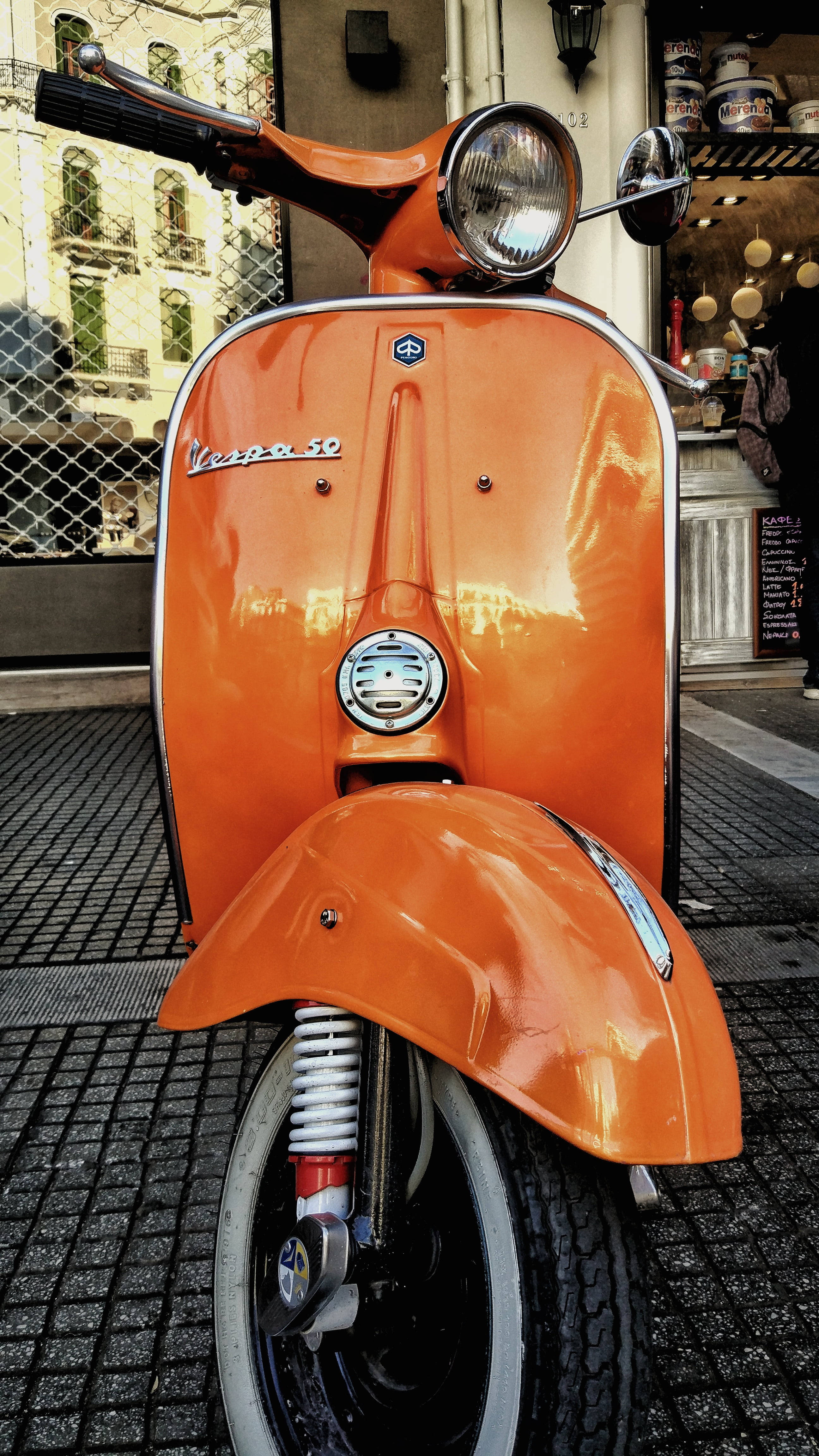 Ретро естетика оранжевый Vespa 50 Шпалери