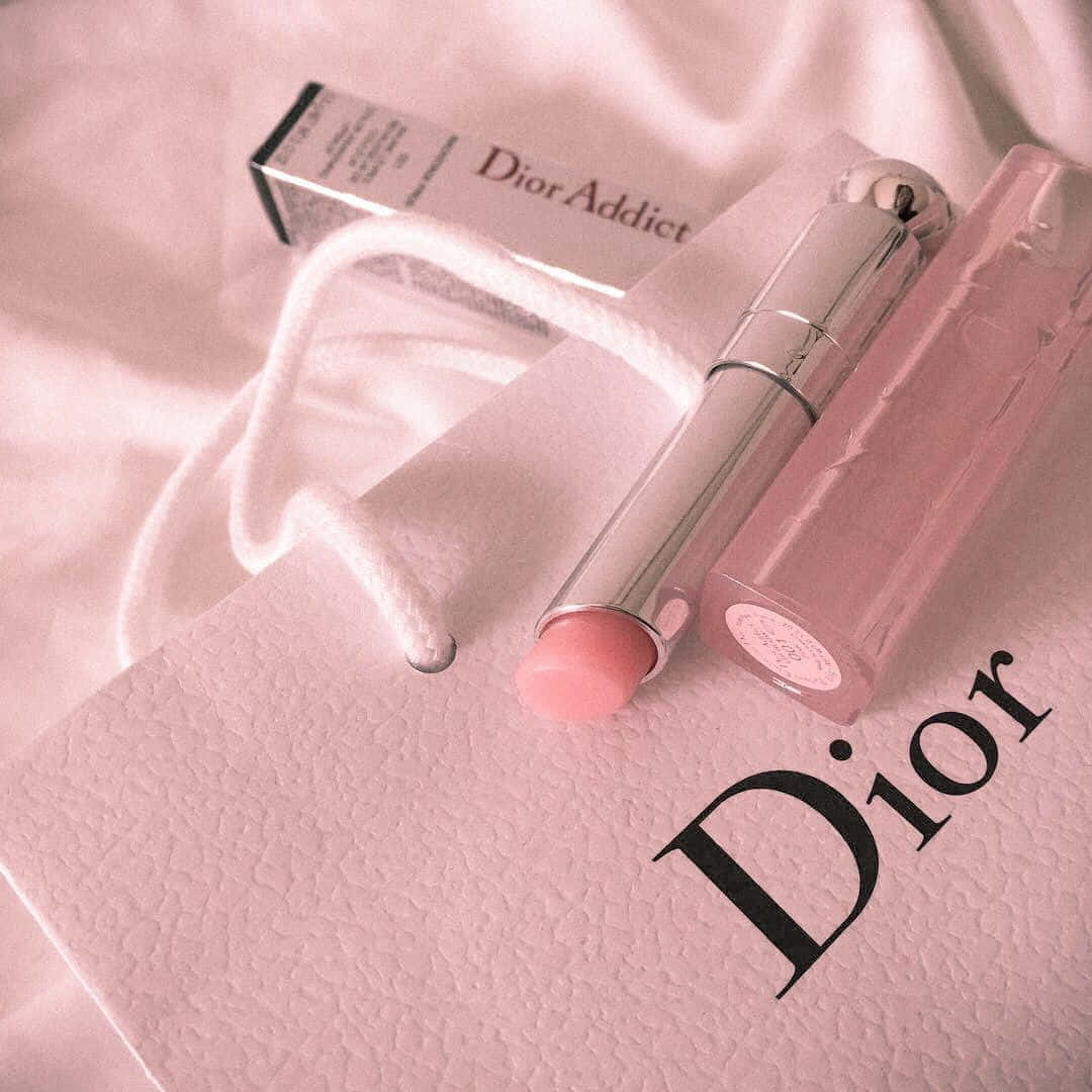 Рожева естетика косметики Dior Шпалери