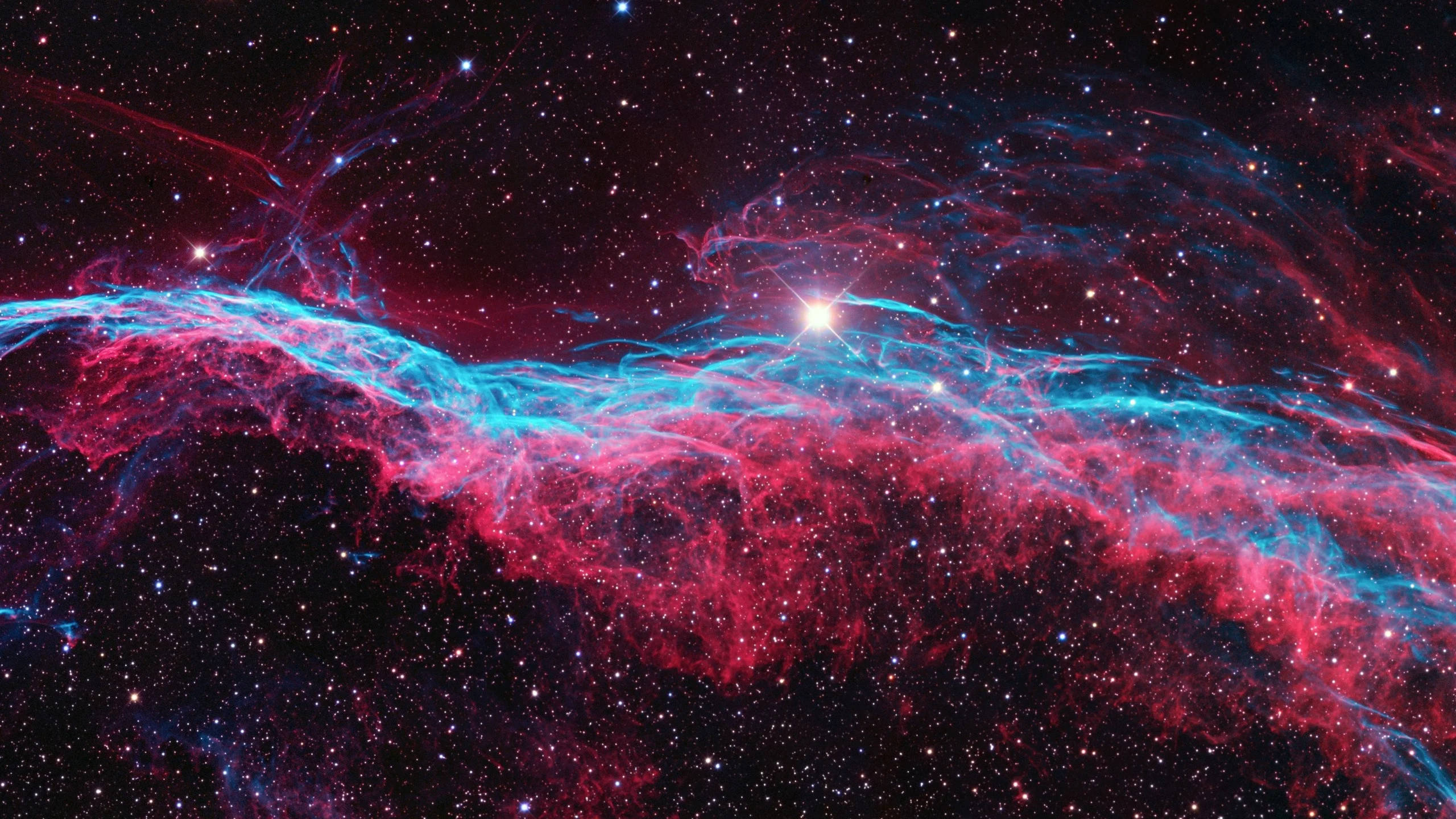 Рожева туманність у космосі 2560x1440 Шпалери