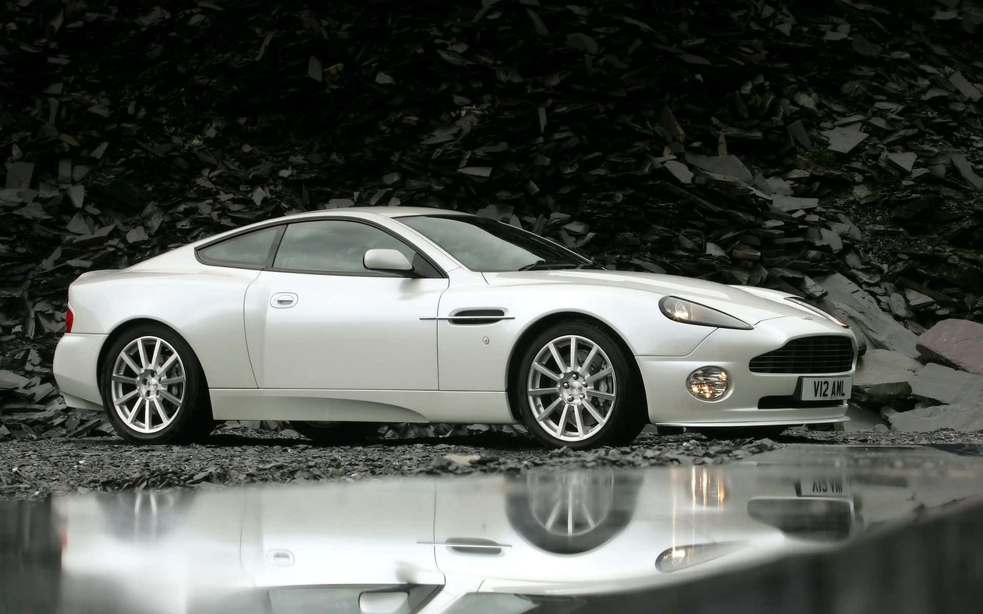 Розкошный и мощный Aston Martin Vanquish Шпалери