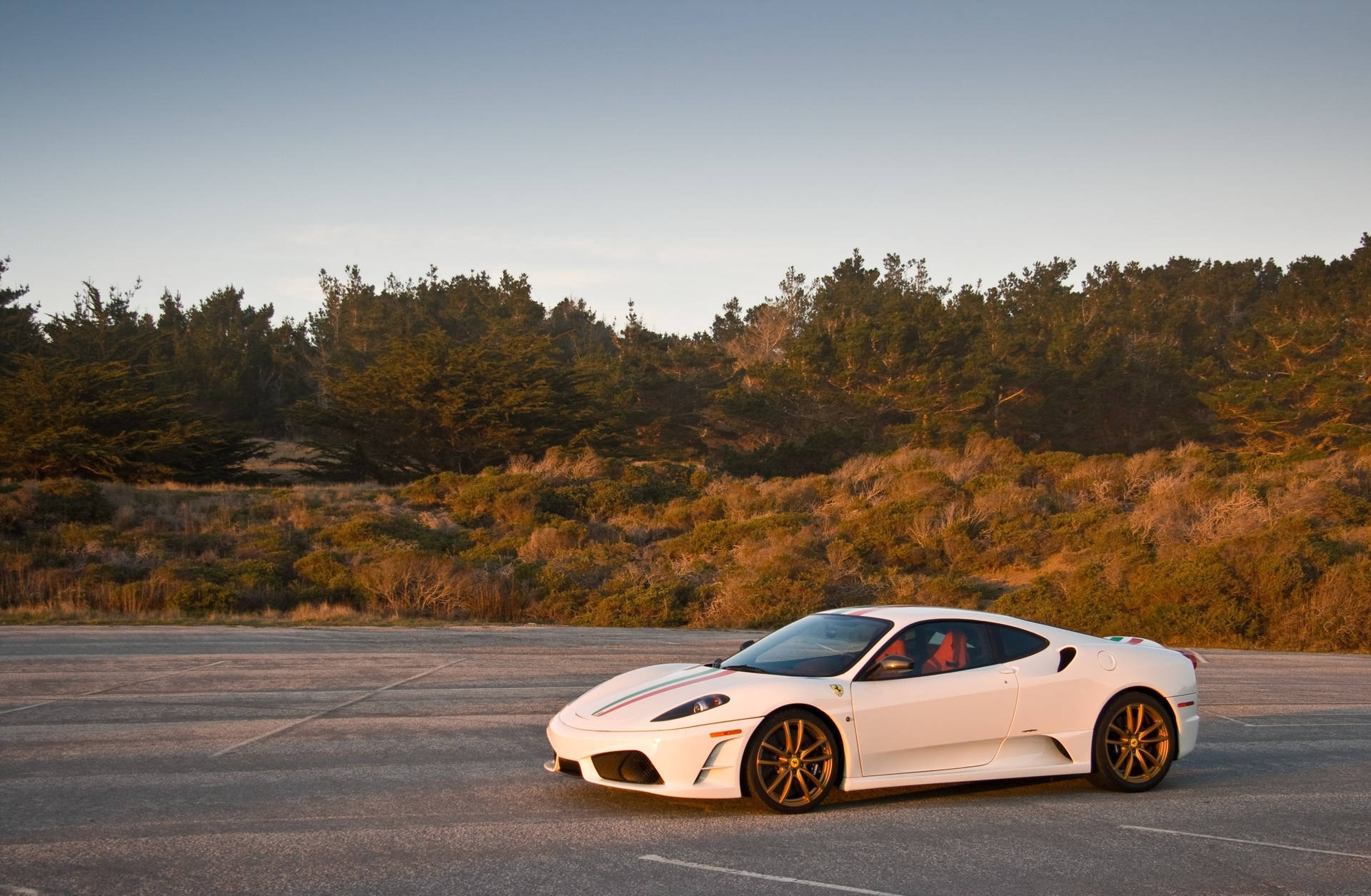 Біла Ferrari F430 Scuderia, припаркована на дорозі, шпалери.