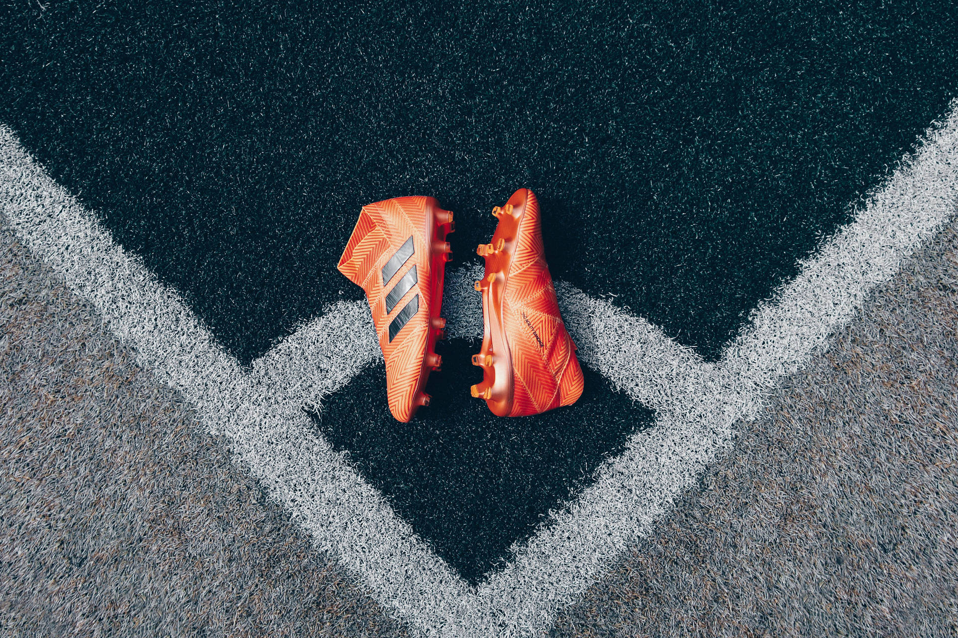 Шпалери з футбольними бутсами Adidas на кутовій дузі.