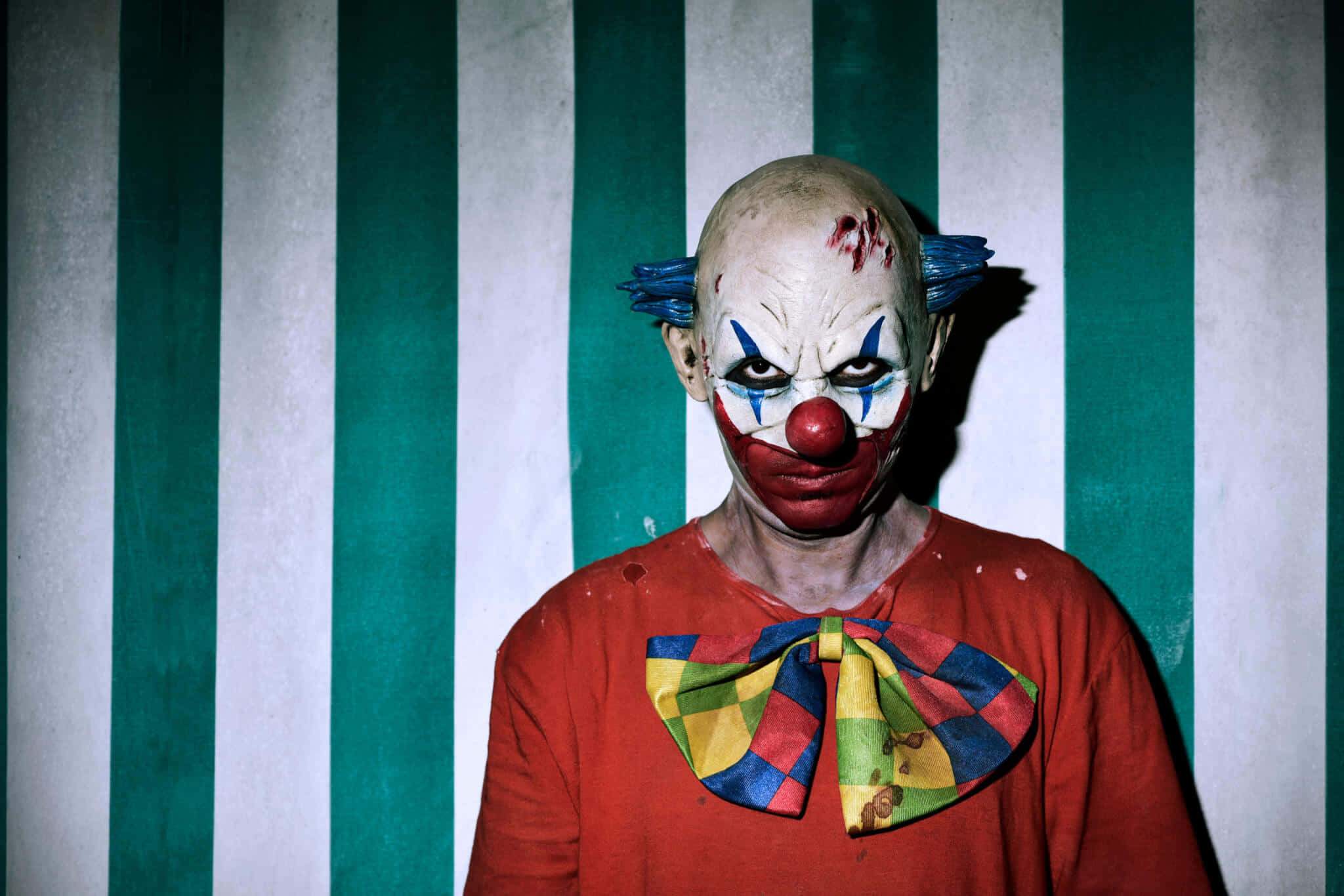 Сердитий страшний клоун у цирку Шпалери