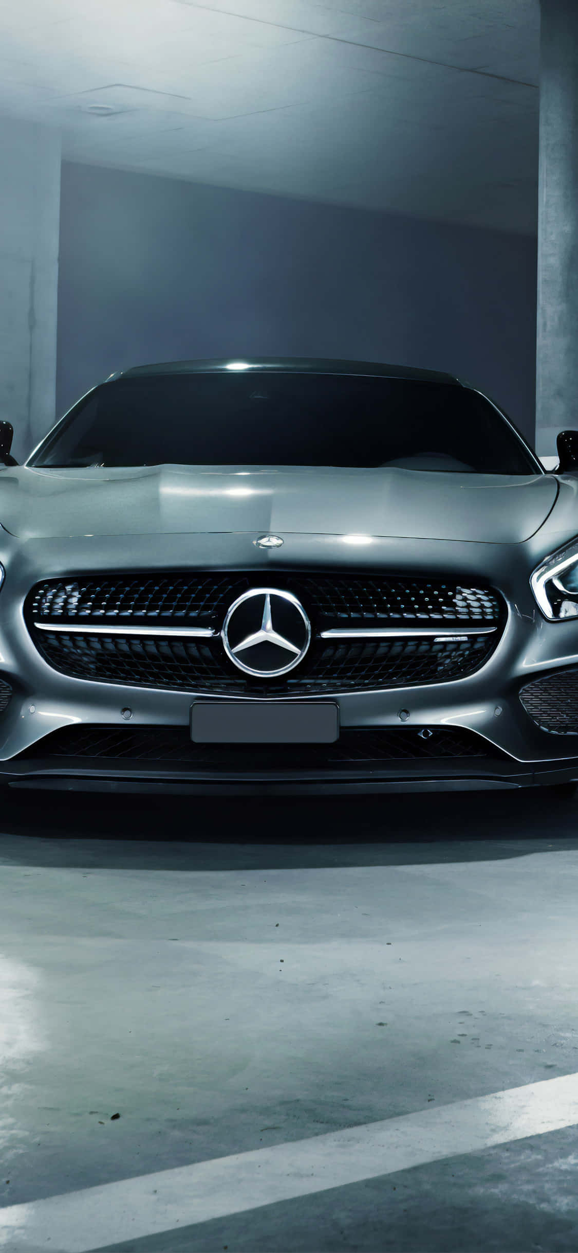 Серебристый фон Mercedes Amg для iPhone Xs на парковке Шпалери