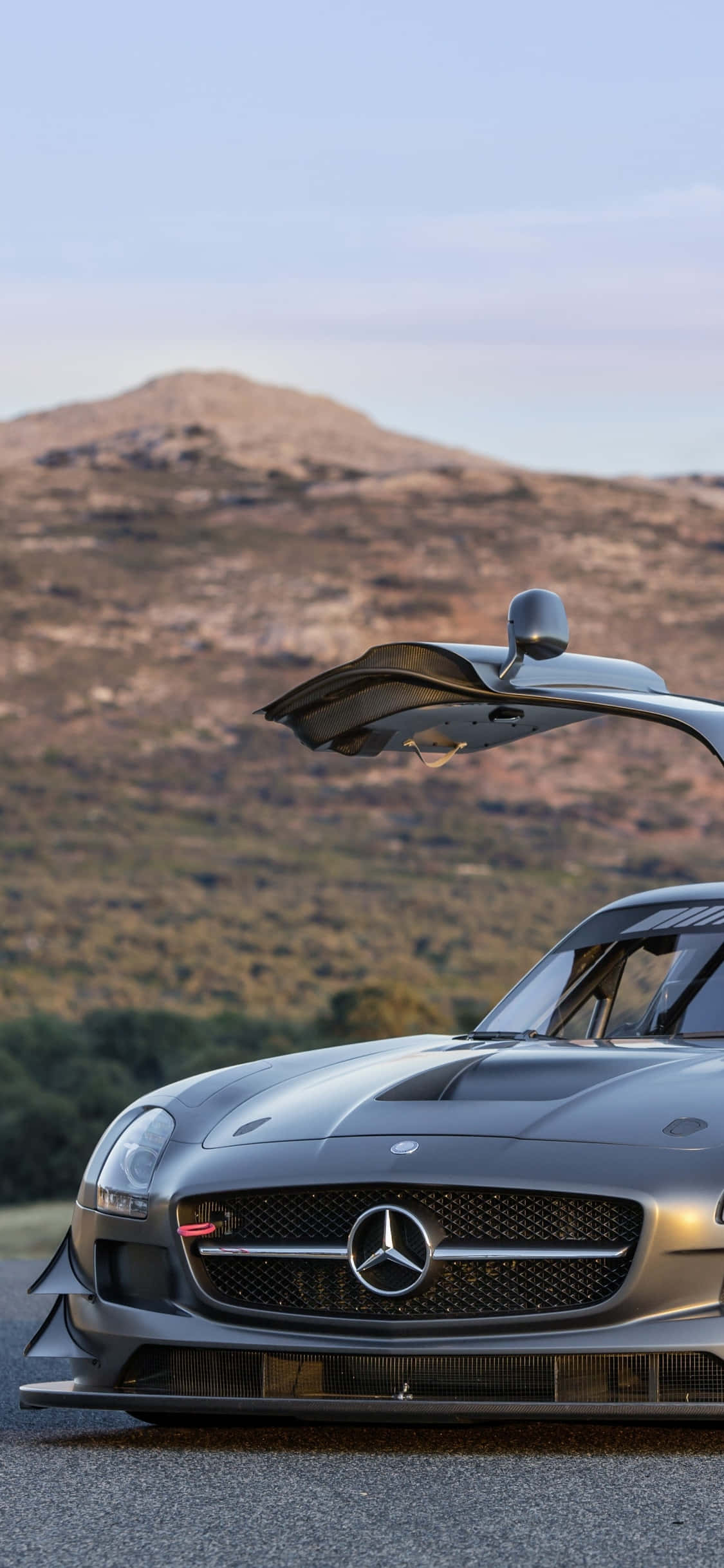 Серебристый Gullwing Door iPhone Xs Mercedes Amg фон Шпалери