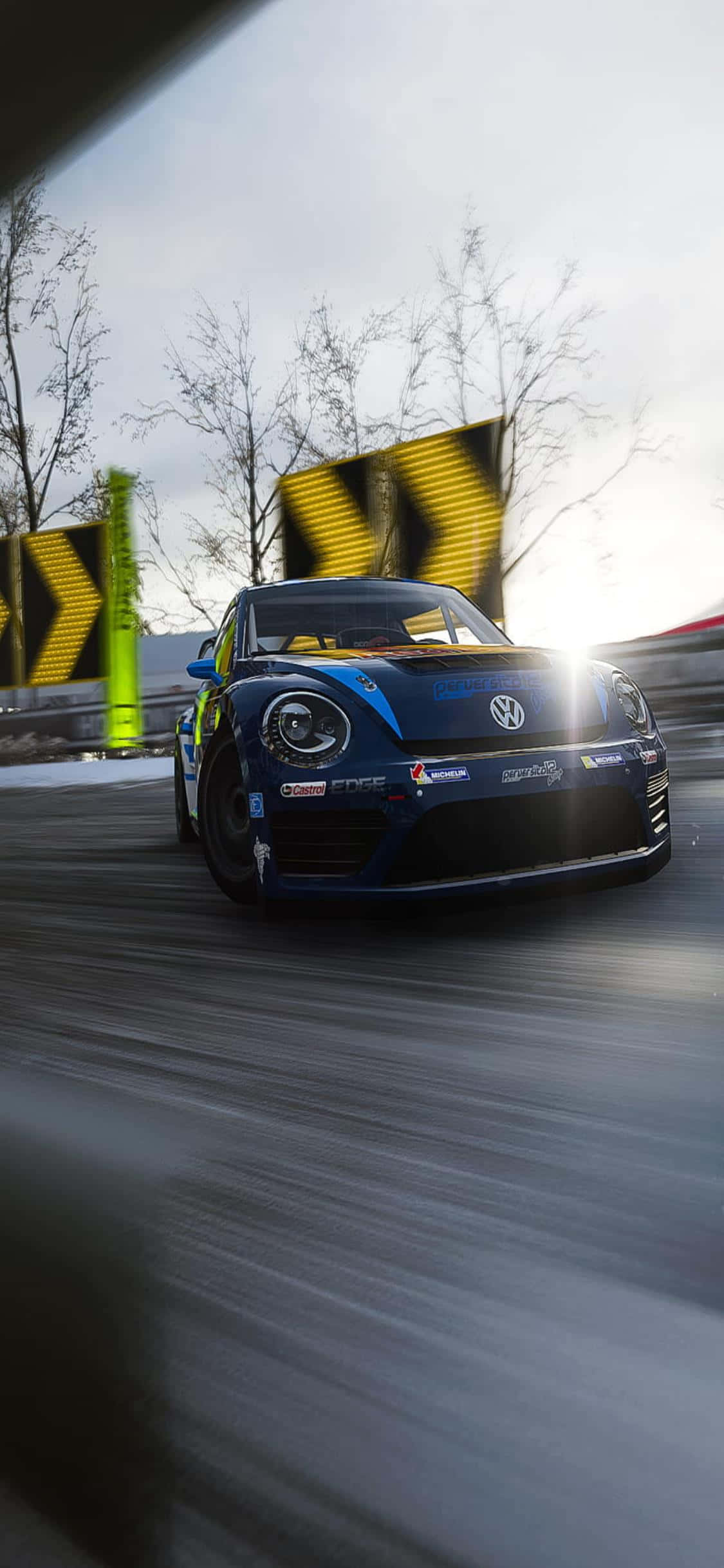 синий Volkswagen Beetle едет по заснеженной дороге Шпалери