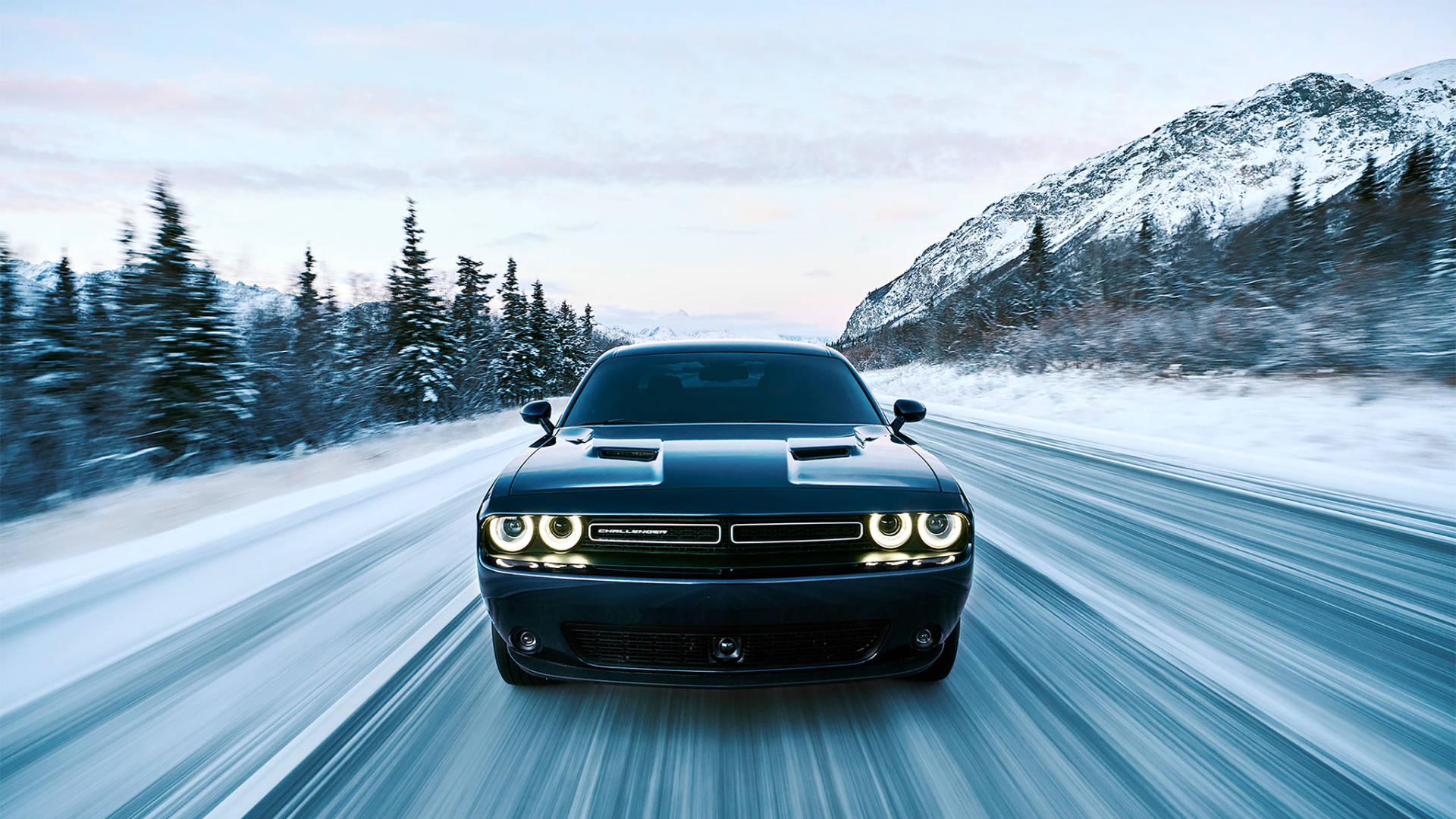 Зимовий синій Dodge Challenger 2017