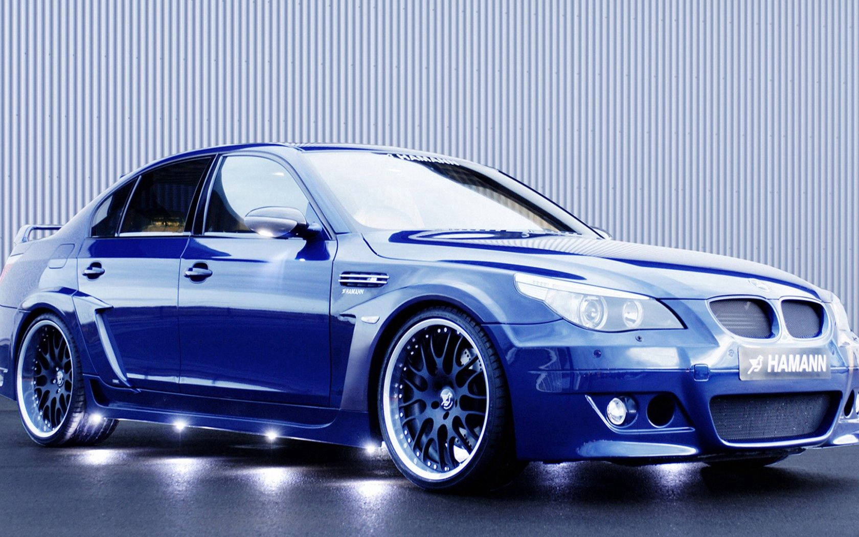 Чистий синій Hamann BMW на синьому тлі